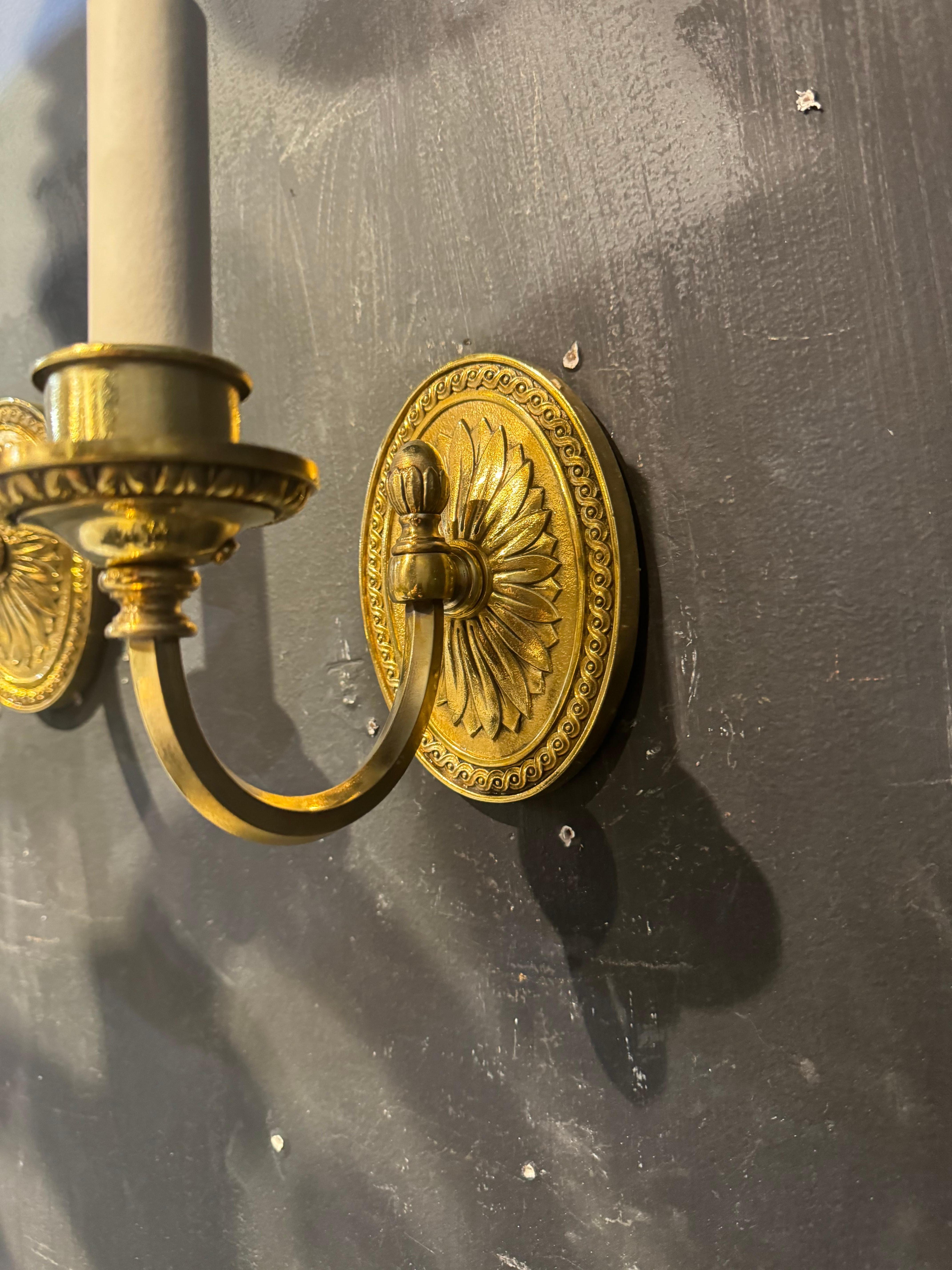 1920 Applique ad una luce in bronzo dorato In condizioni buone in vendita a New York, NY
