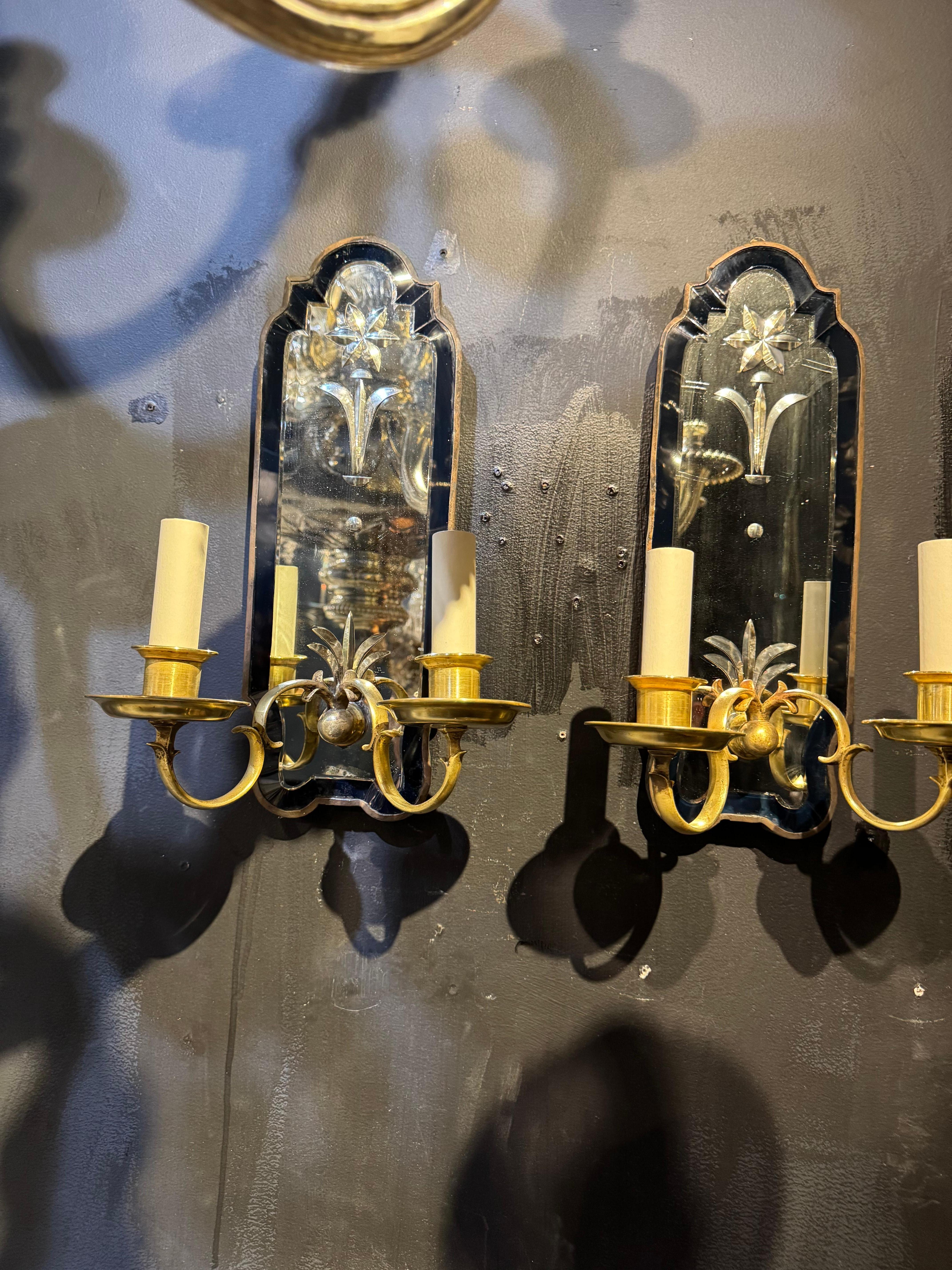 Apliques Caldwell de 1920 de bronce y espejo grabado con cristal cobalto clásico estadounidense en venta