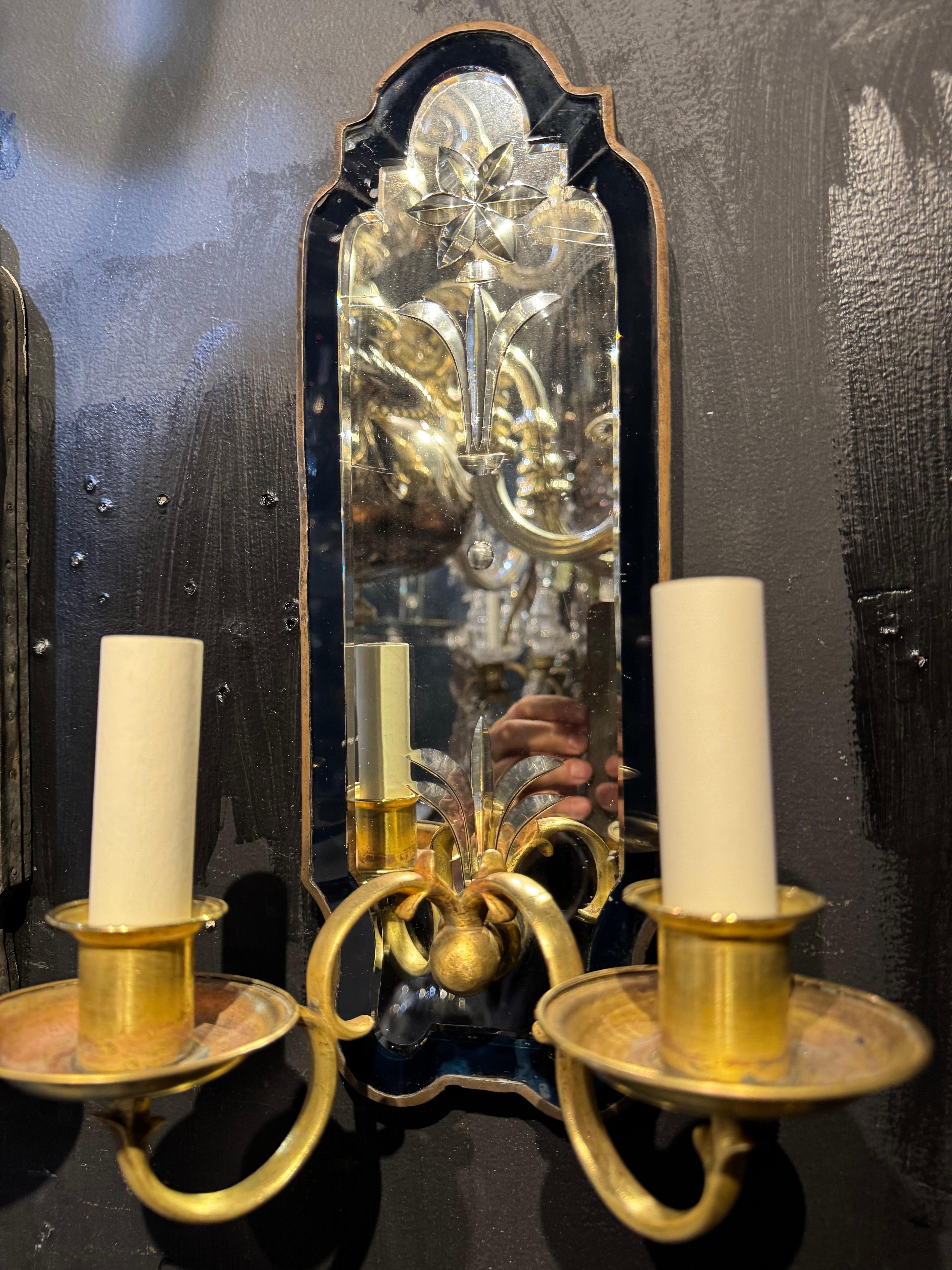 Apliques Caldwell de 1920 de bronce y espejo grabado con cristal cobalto Grabado en venta