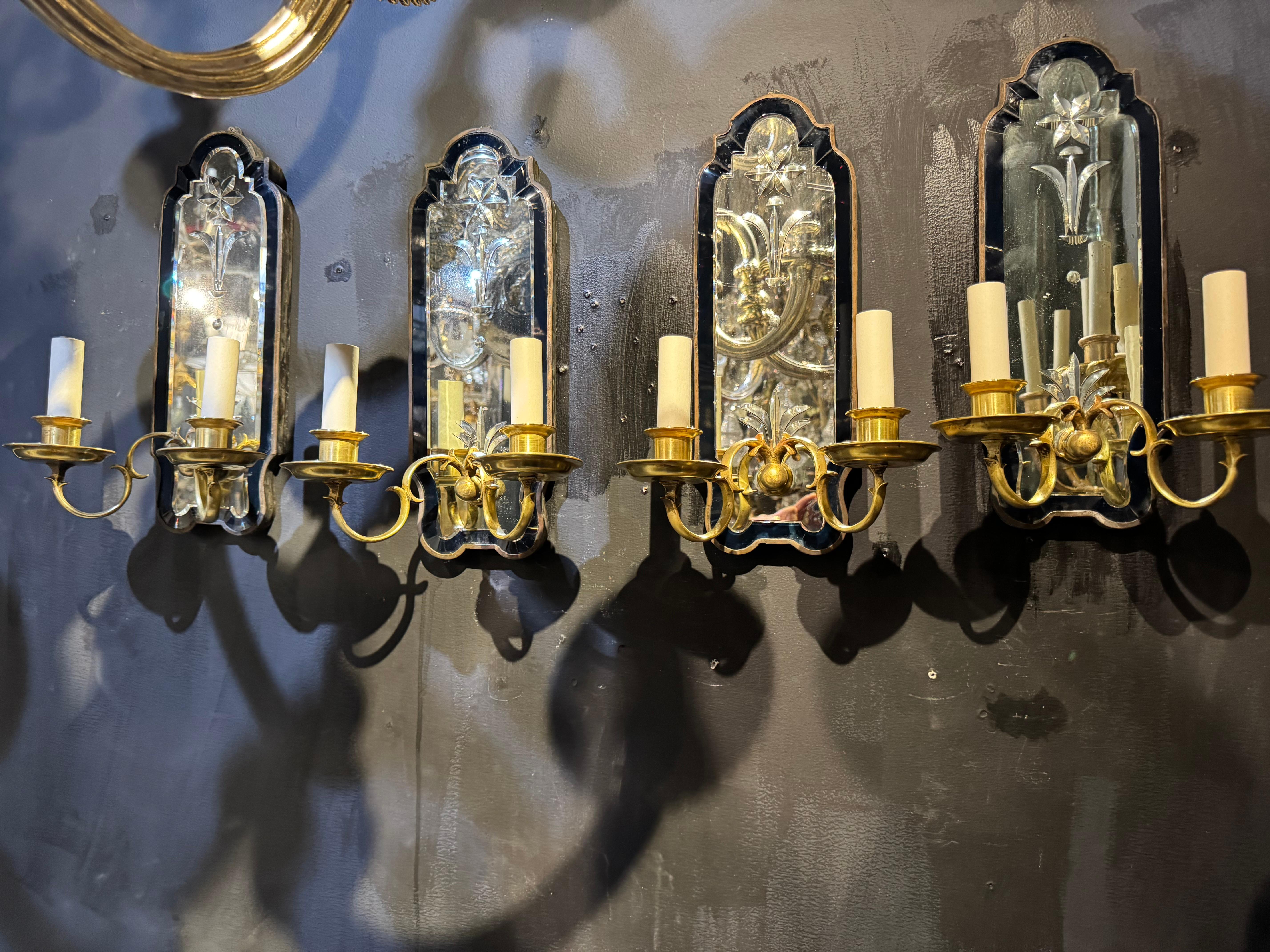 Apliques Caldwell de 1920 de bronce y espejo grabado con cristal cobalto principios del siglo XX en venta