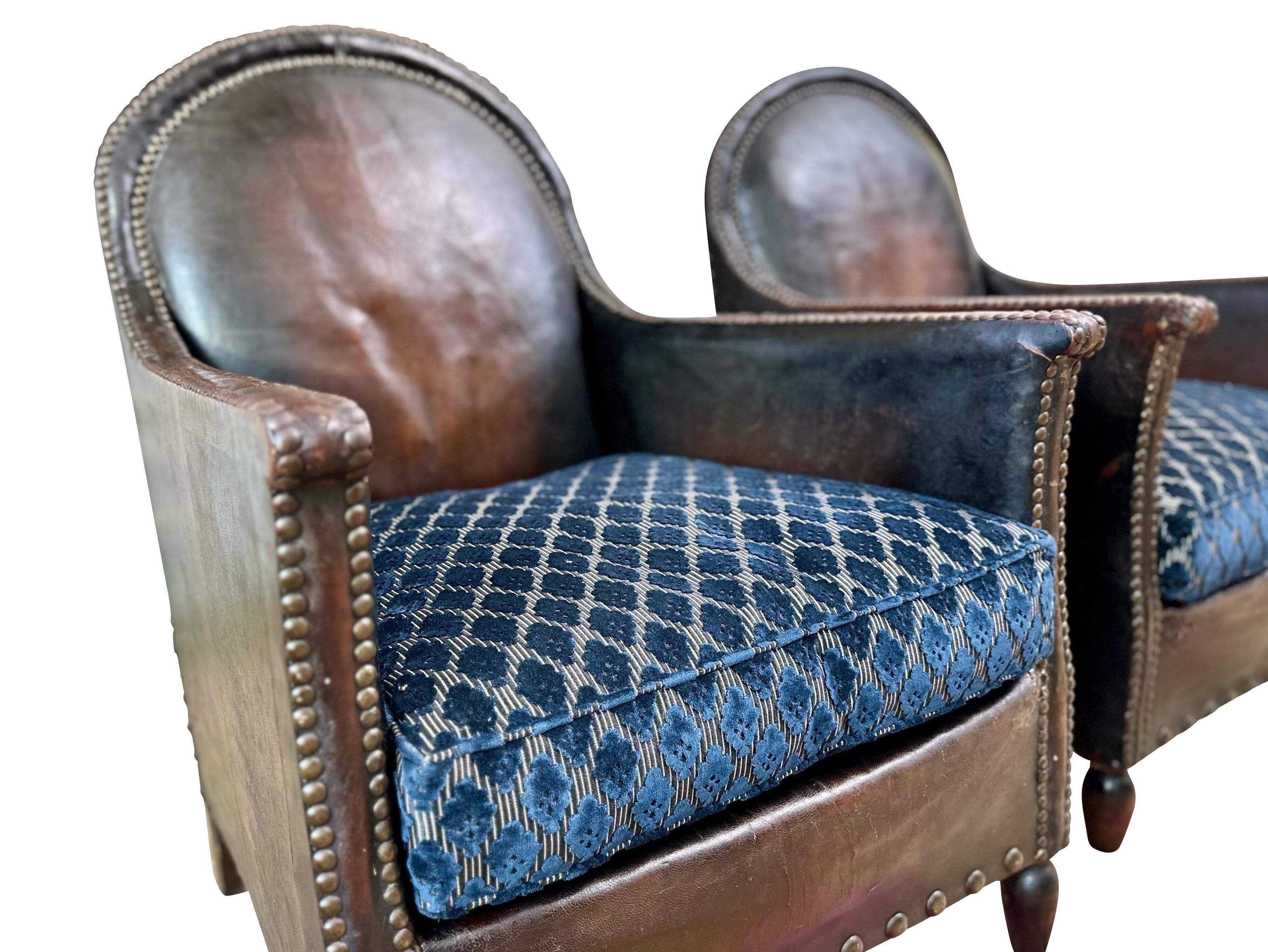 Français Paire de fauteuils club Art Déco français de 1930 en cuir - coussins en velours bleu en vente