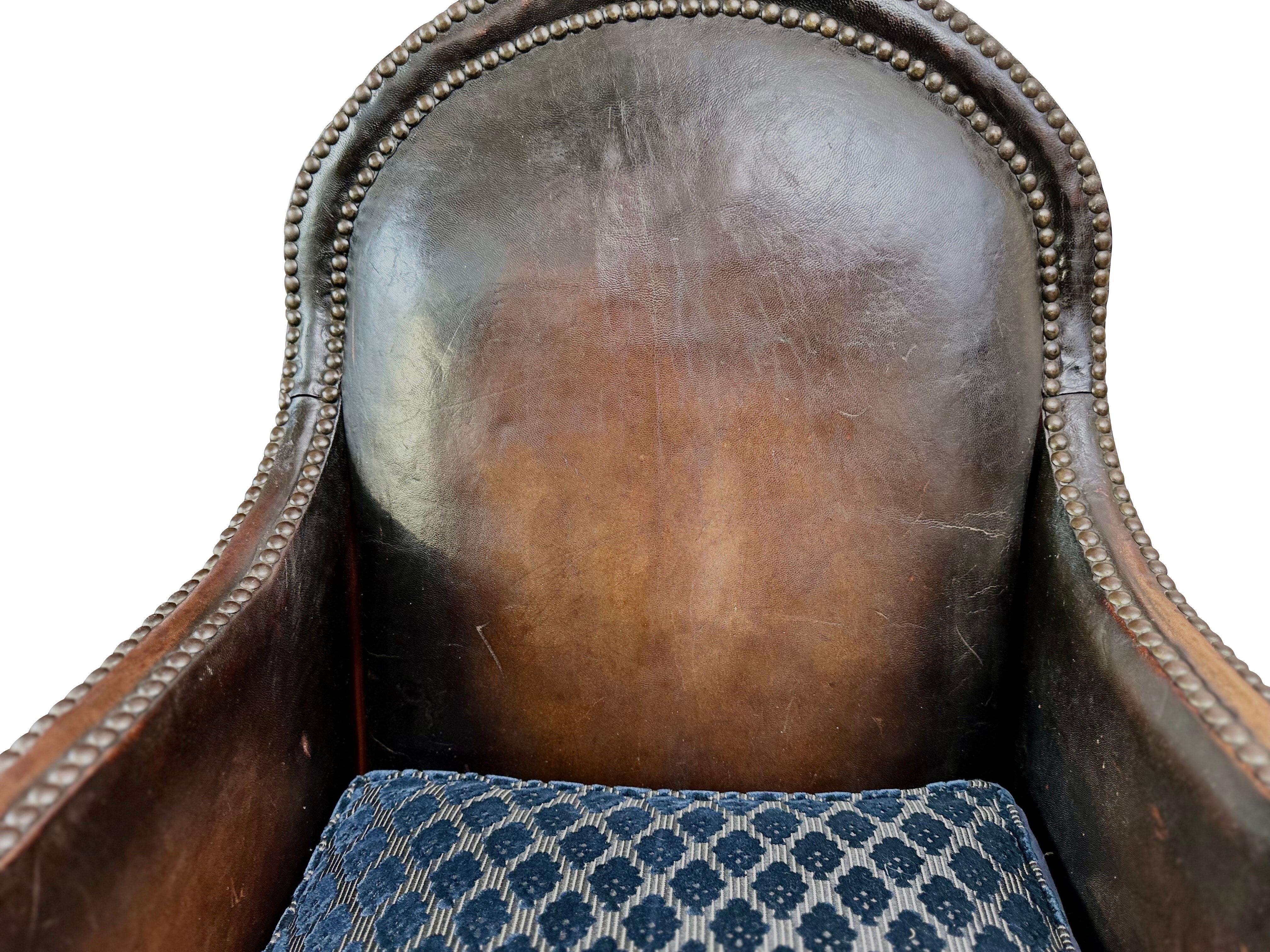 Paire de fauteuils club Art Déco français de 1930 en cuir - coussins en velours bleu Bon état - En vente à Brooklyn, NY