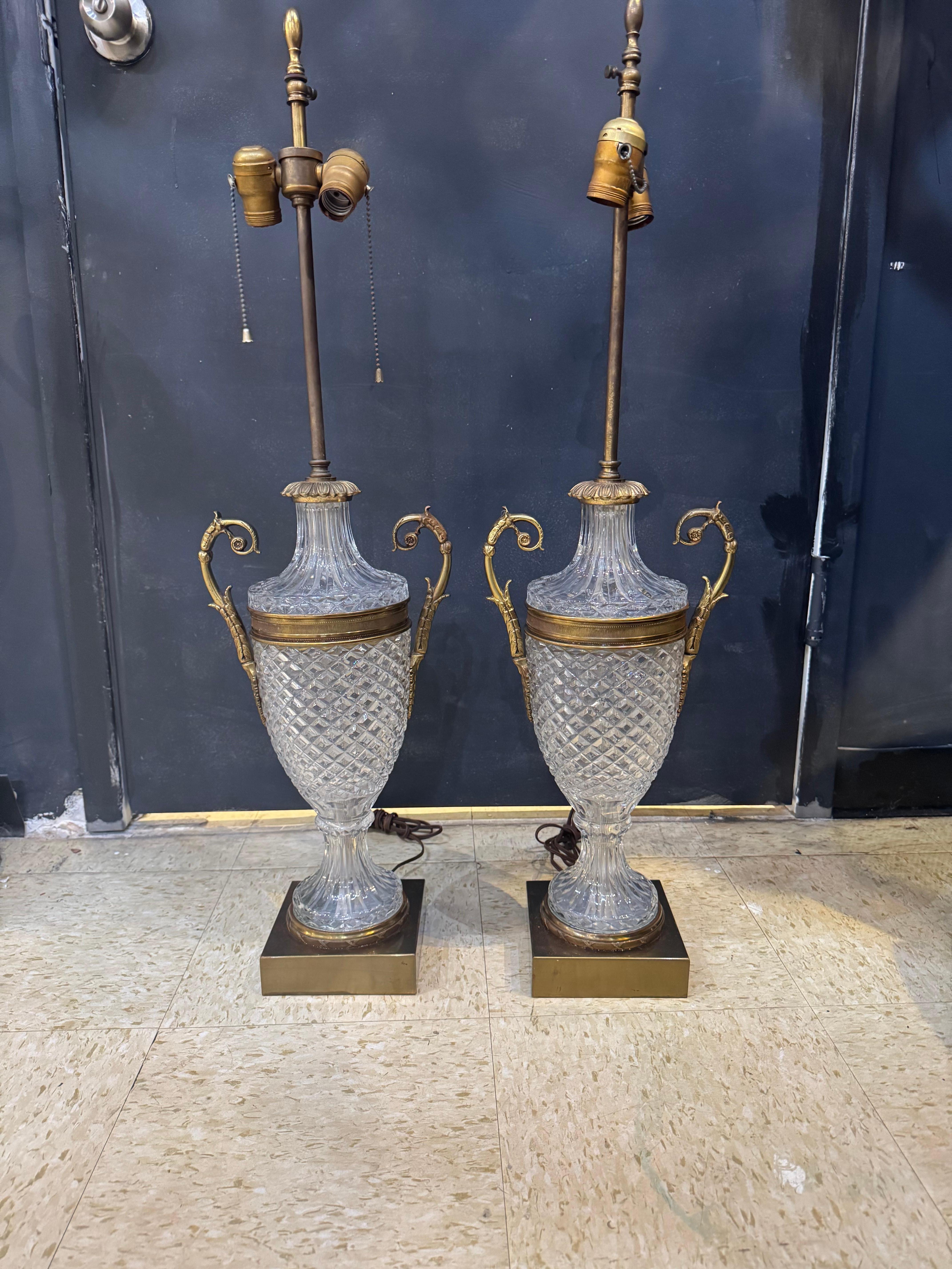 Paire de très belles lampes de table en cristal taillé avec ferrures en bronze, de style Empire français. nouvellement câblées UL