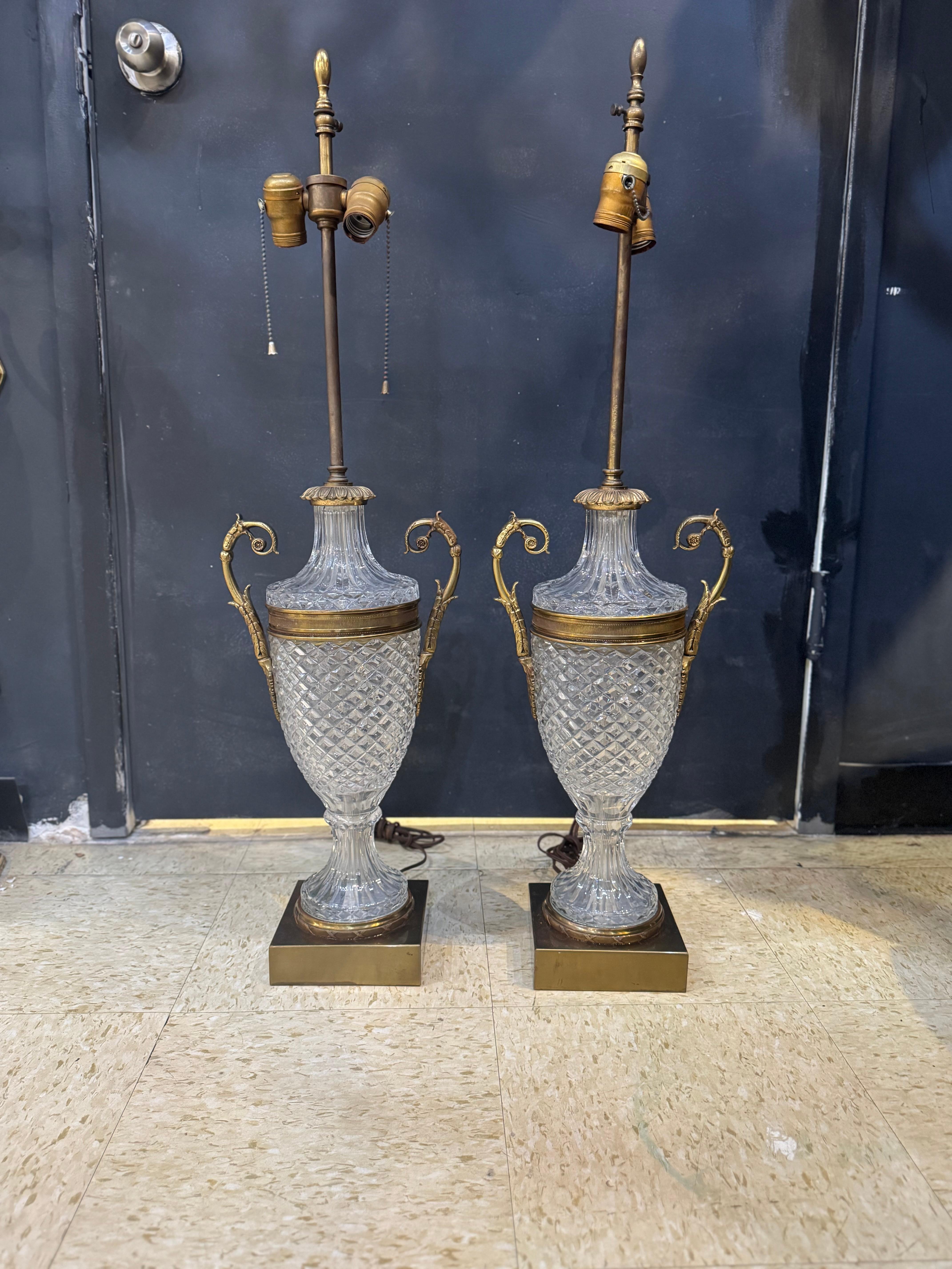 Français Paire de lampes de table en cristal taillé Empire des années 1930 en vente