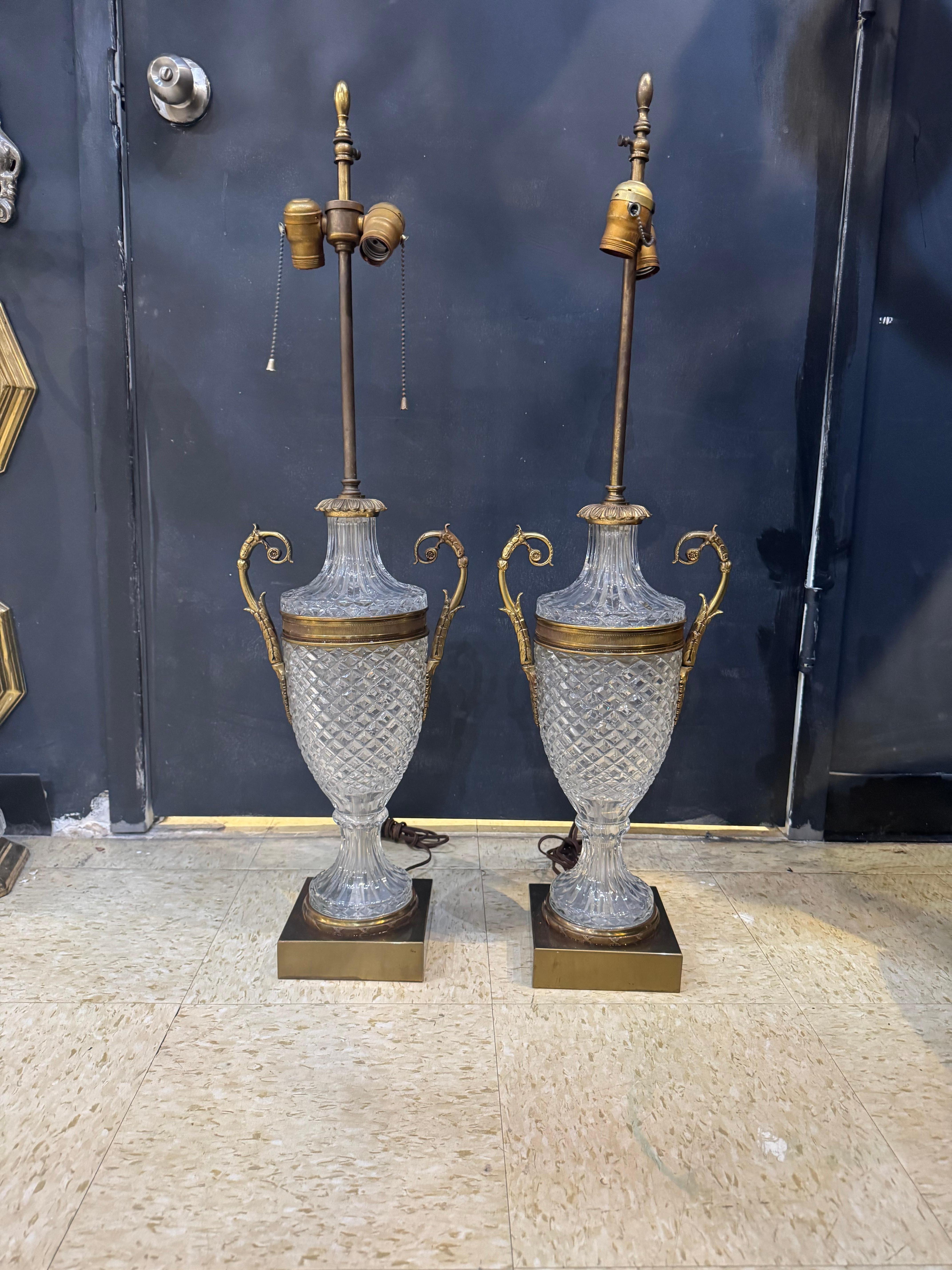 Début du 20ème siècle Paire de lampes de table en cristal taillé Empire des années 1930 en vente