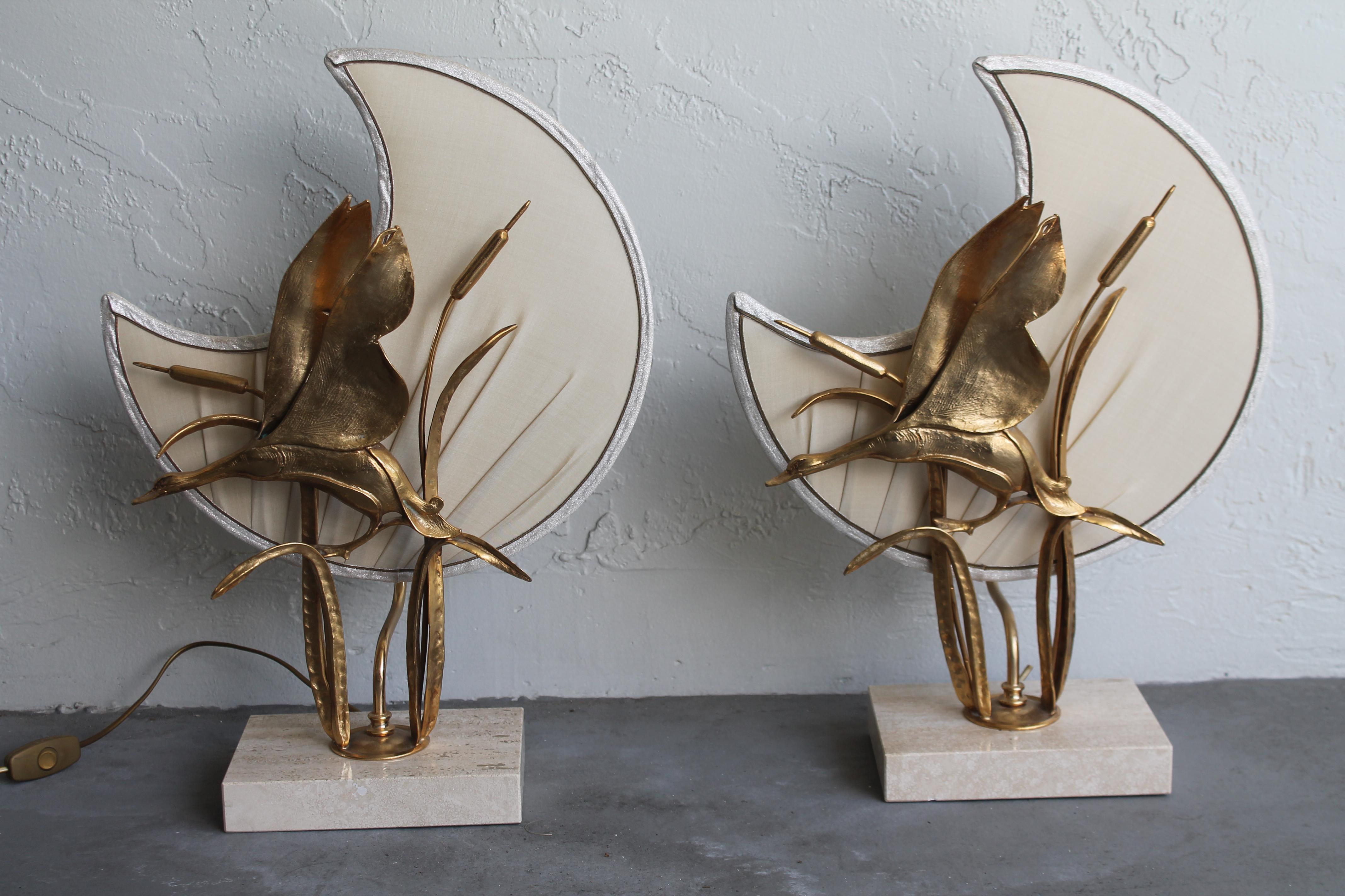 Art Déco Coppia di fenicotteri in bronzo dorato Art Deco francese degli anni '30 con paralume a mezza luna in seta in vendita