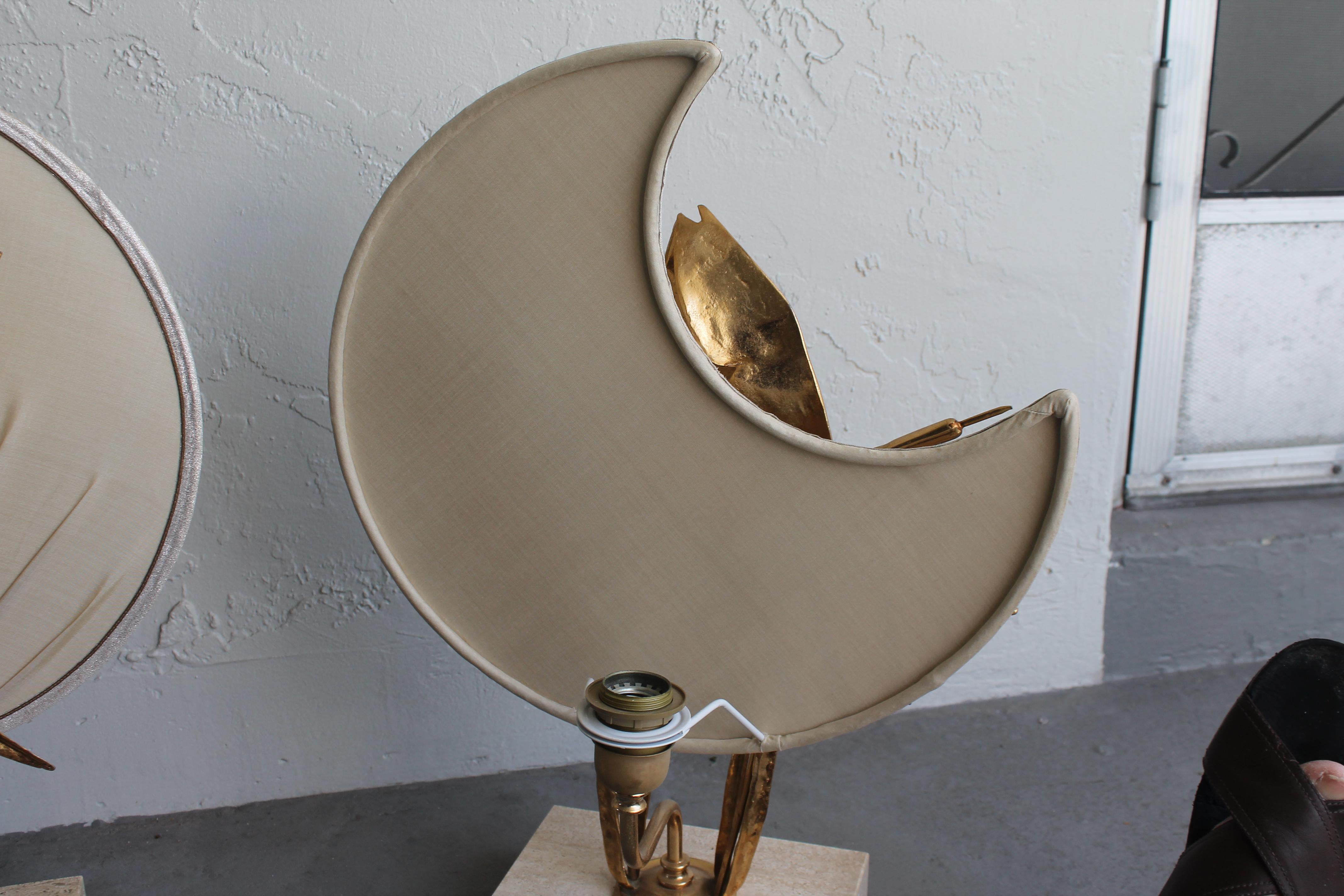 Francese Coppia di fenicotteri in bronzo dorato Art Deco francese degli anni '30 con paralume a mezza luna in seta in vendita