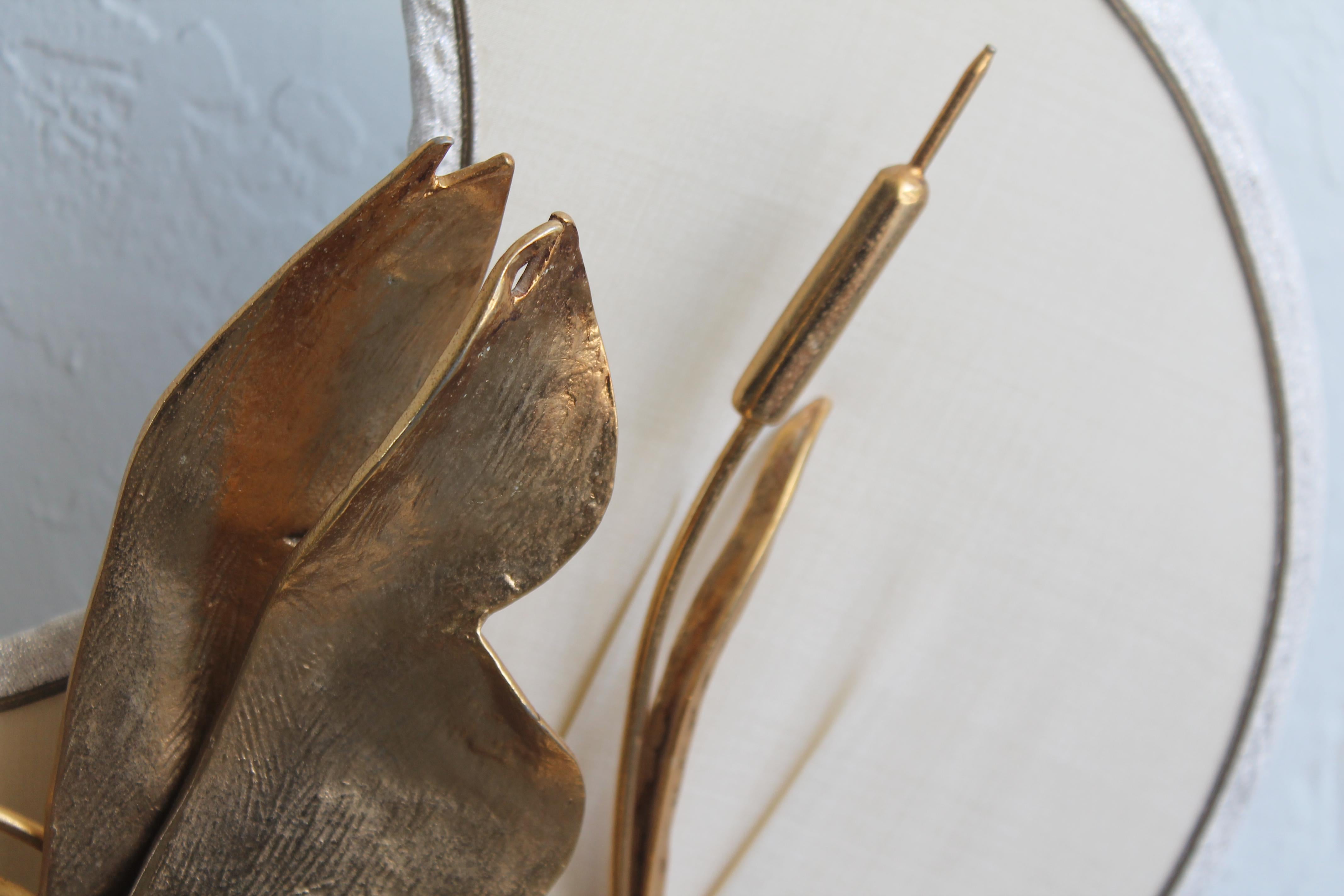 Bronzo Coppia di fenicotteri in bronzo dorato Art Deco francese degli anni '30 con paralume a mezza luna in seta in vendita