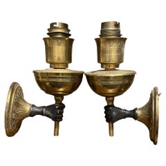 Coppia di pugni/ mani in bronzo patinato Art Deco francese degli anni '30 che reggono una torcia  A. Arbus