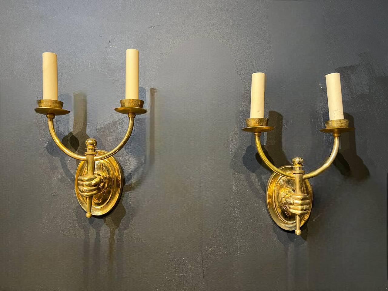 Coppia di appliques francesi in bronzo dorato degli anni '30 circa, con braccio che sostiene le doppie luci