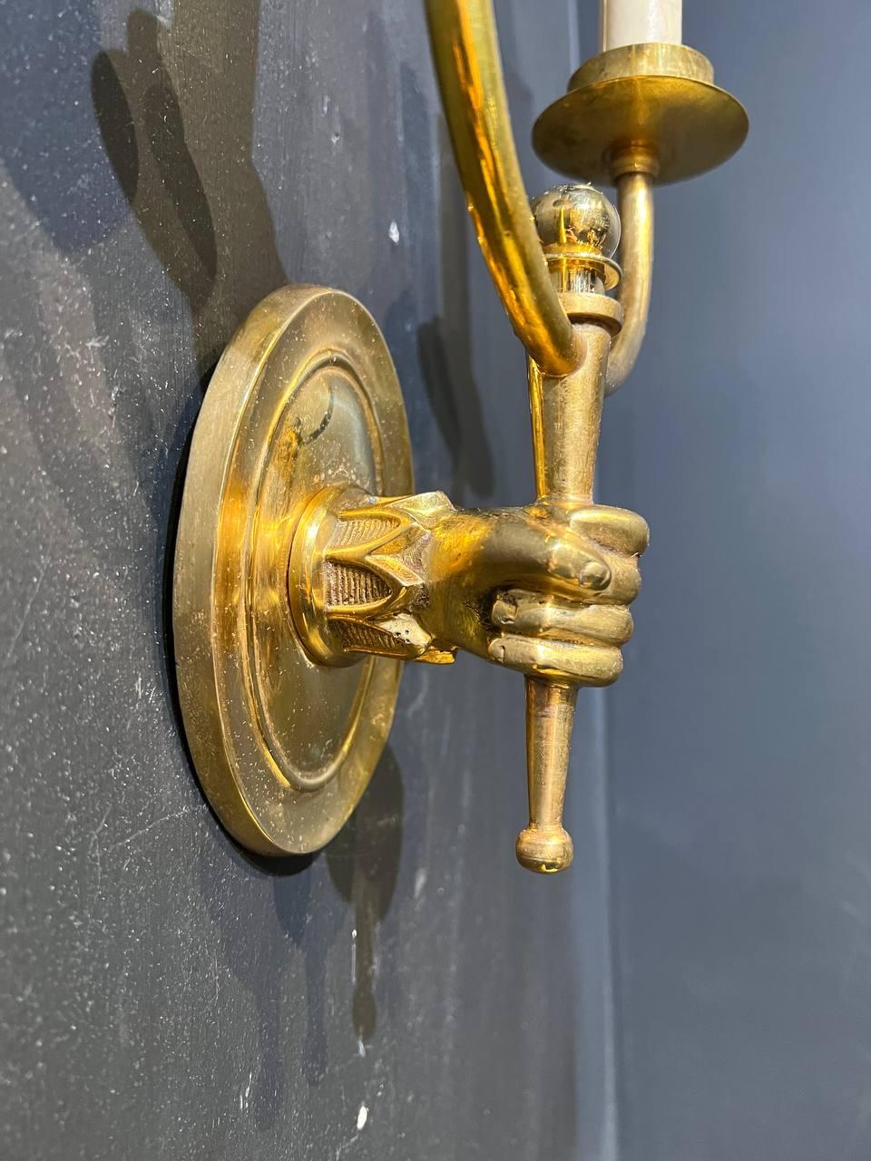 Dorato Coppia di lampade a doppia luce in bronzo dorato francese degli anni '30 con braccio in vendita