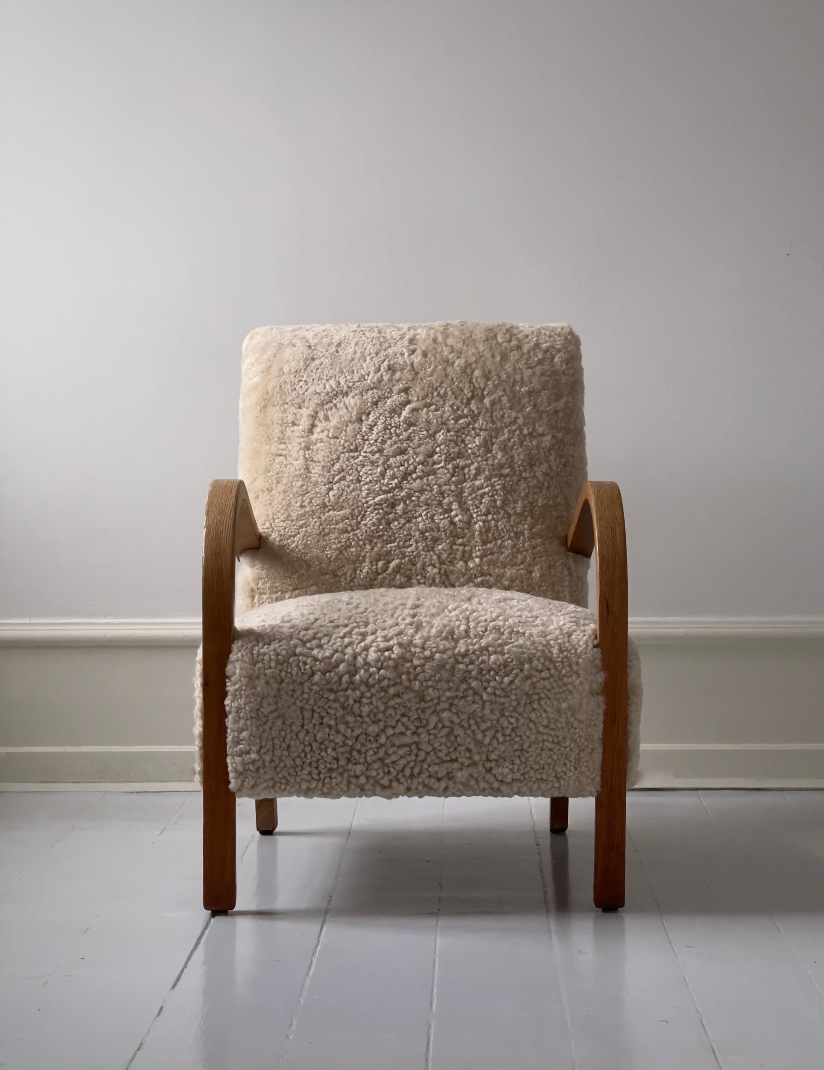 Mid-20th Century Pair 1930s Fritz Hansen danish modern Lounge Chairs in Sheepskin and Oak