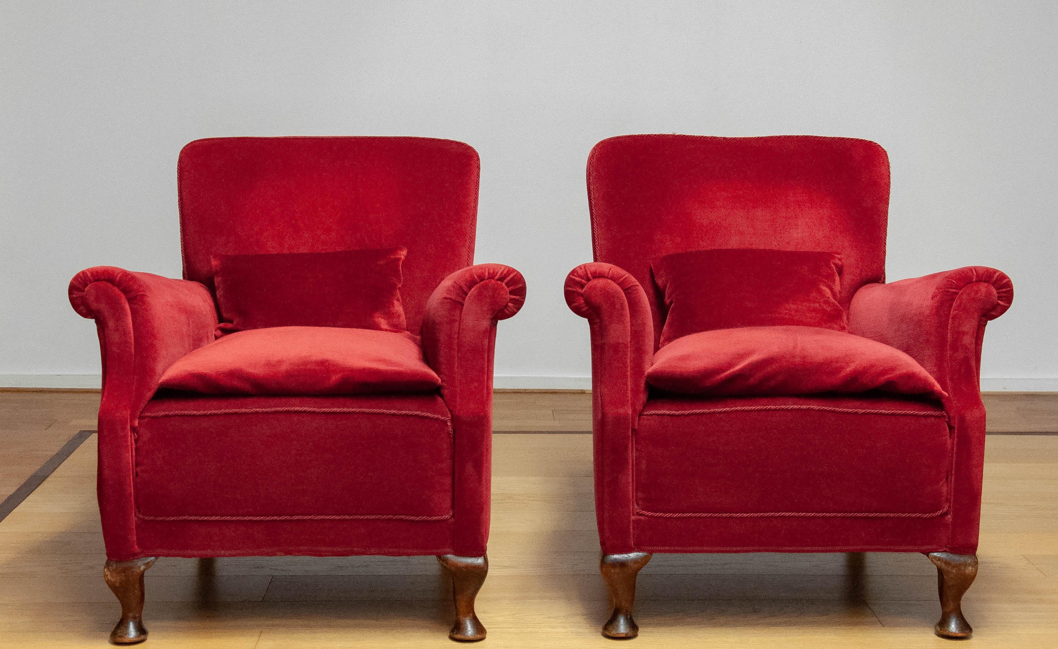 Paar schöne dänische Sessel aus den 1930er Jahren, die in den 1970er Jahren mit rotem Samt / Velours neu gepolstert wurden. Beide Stühle sind in sehr gutem und sauberem Zustand und sitzen sehr bequem. Gurtband und Federn sind alle in gutem