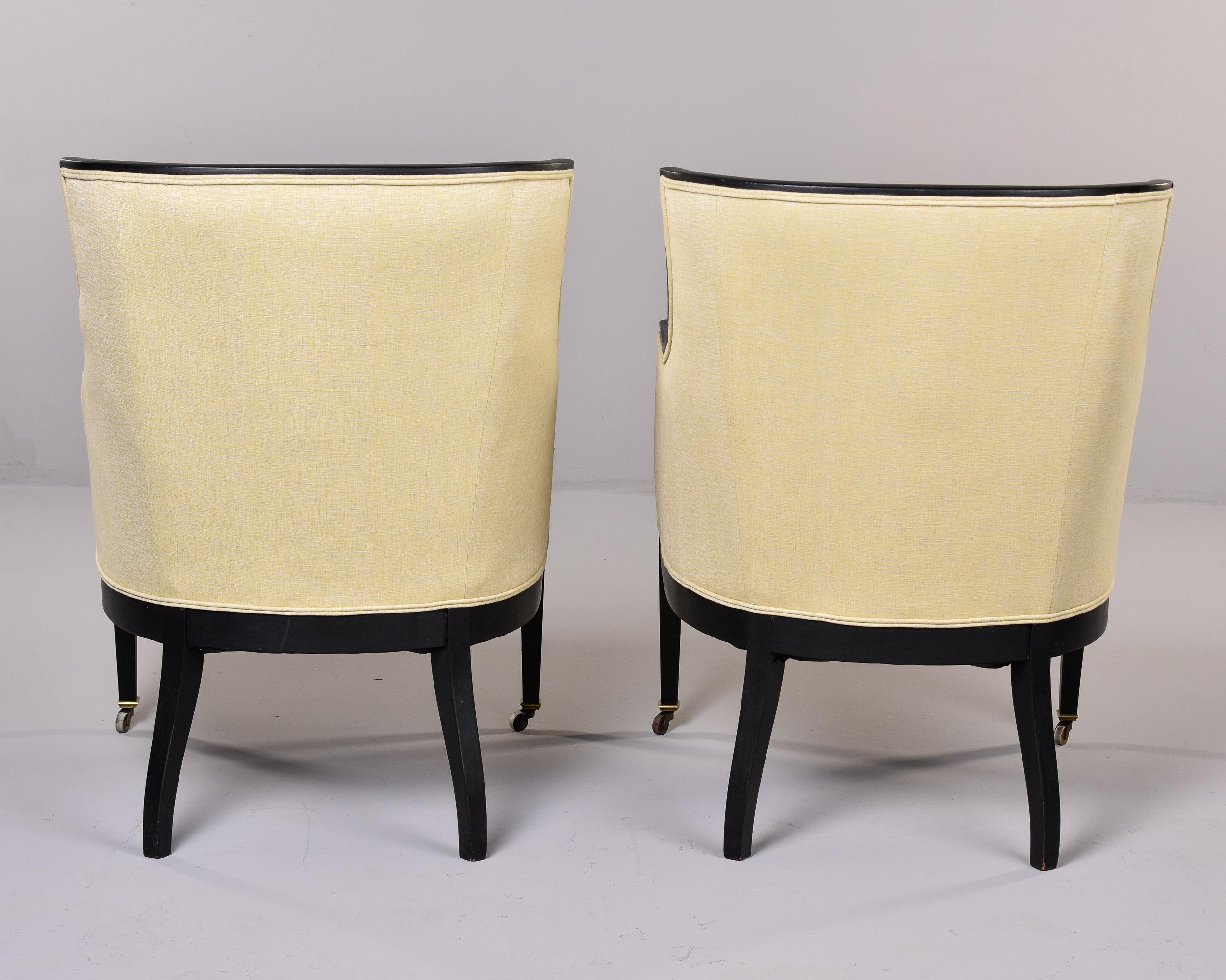 Paire de chaises suédoises des années 1930 avec cadres noirs et tapisserie neuve en vente 3