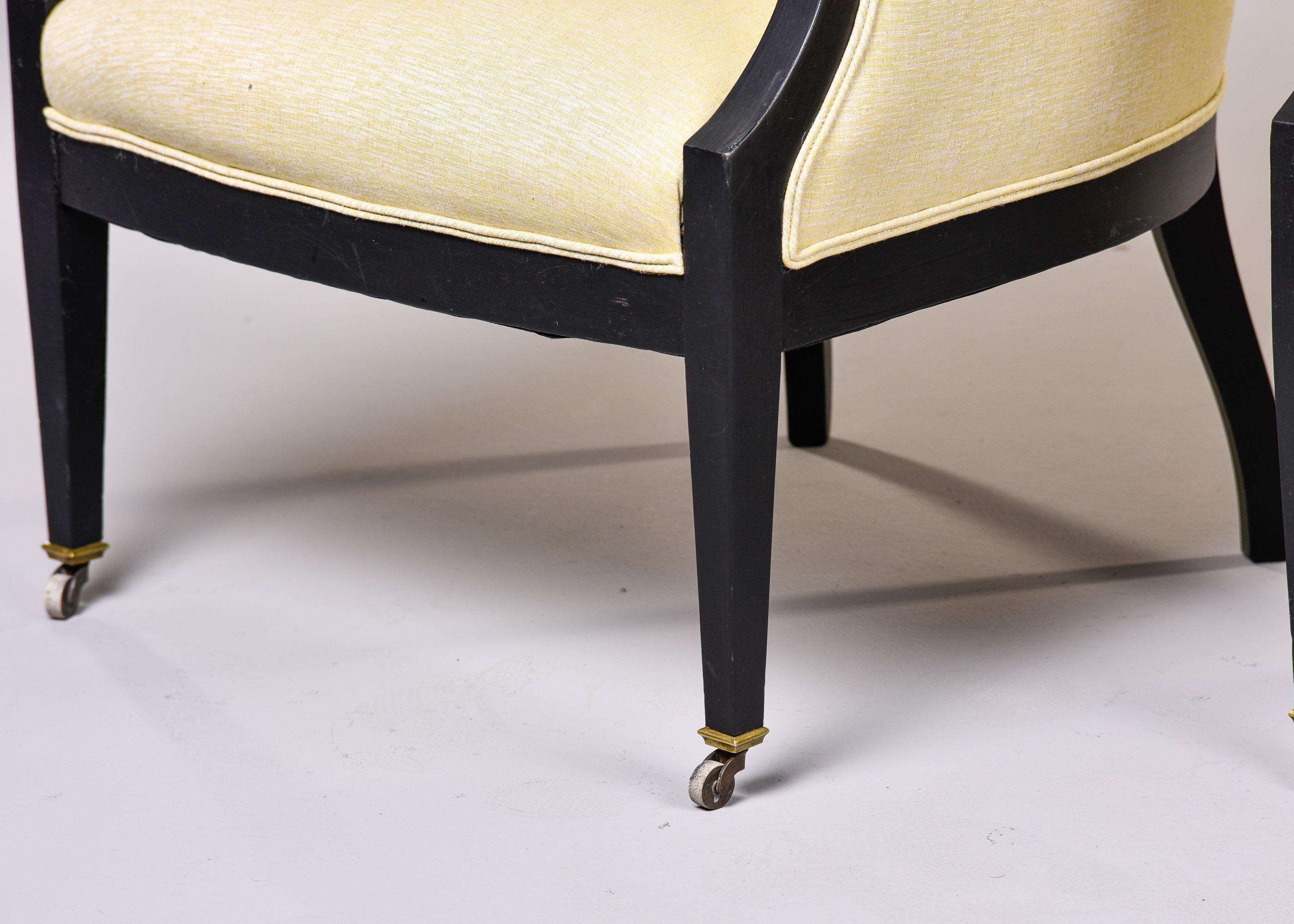 20ième siècle Paire de chaises suédoises des années 1930 avec cadres noirs et tapisserie neuve en vente