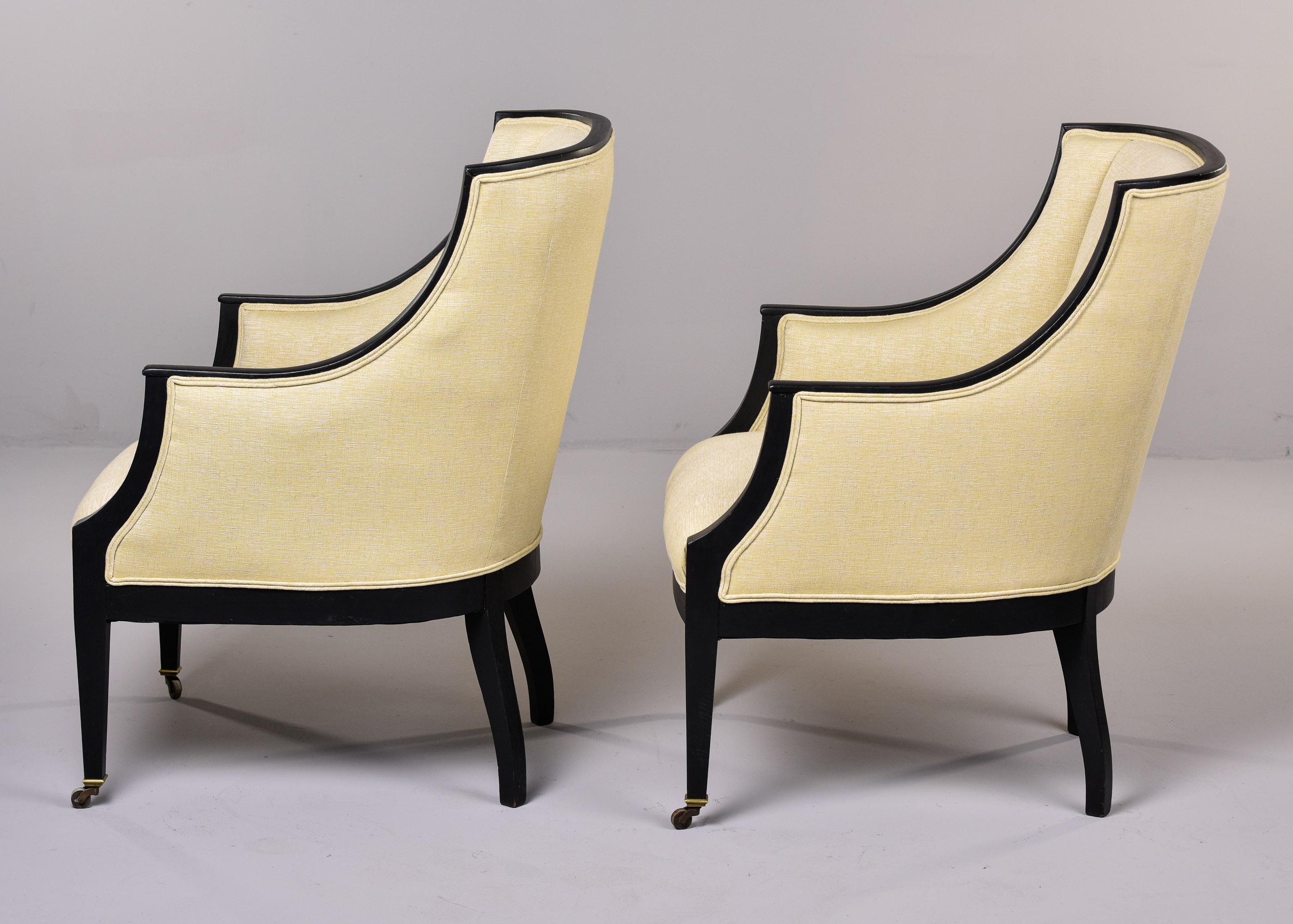 Laiton Paire de chaises suédoises des années 1930 avec cadres noirs et tapisserie neuve en vente