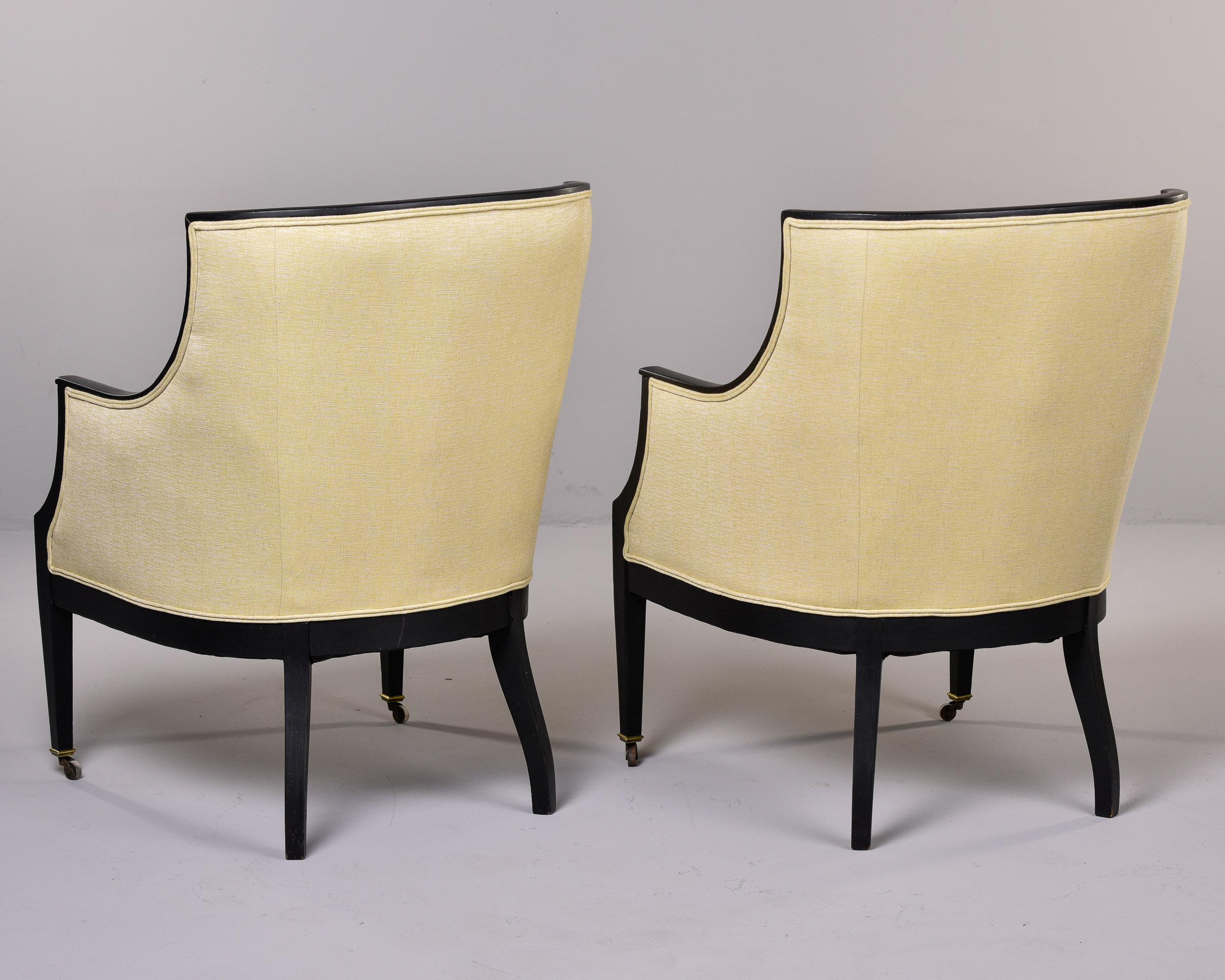 Paire de chaises suédoises des années 1930 avec cadres noirs et tapisserie neuve en vente 1