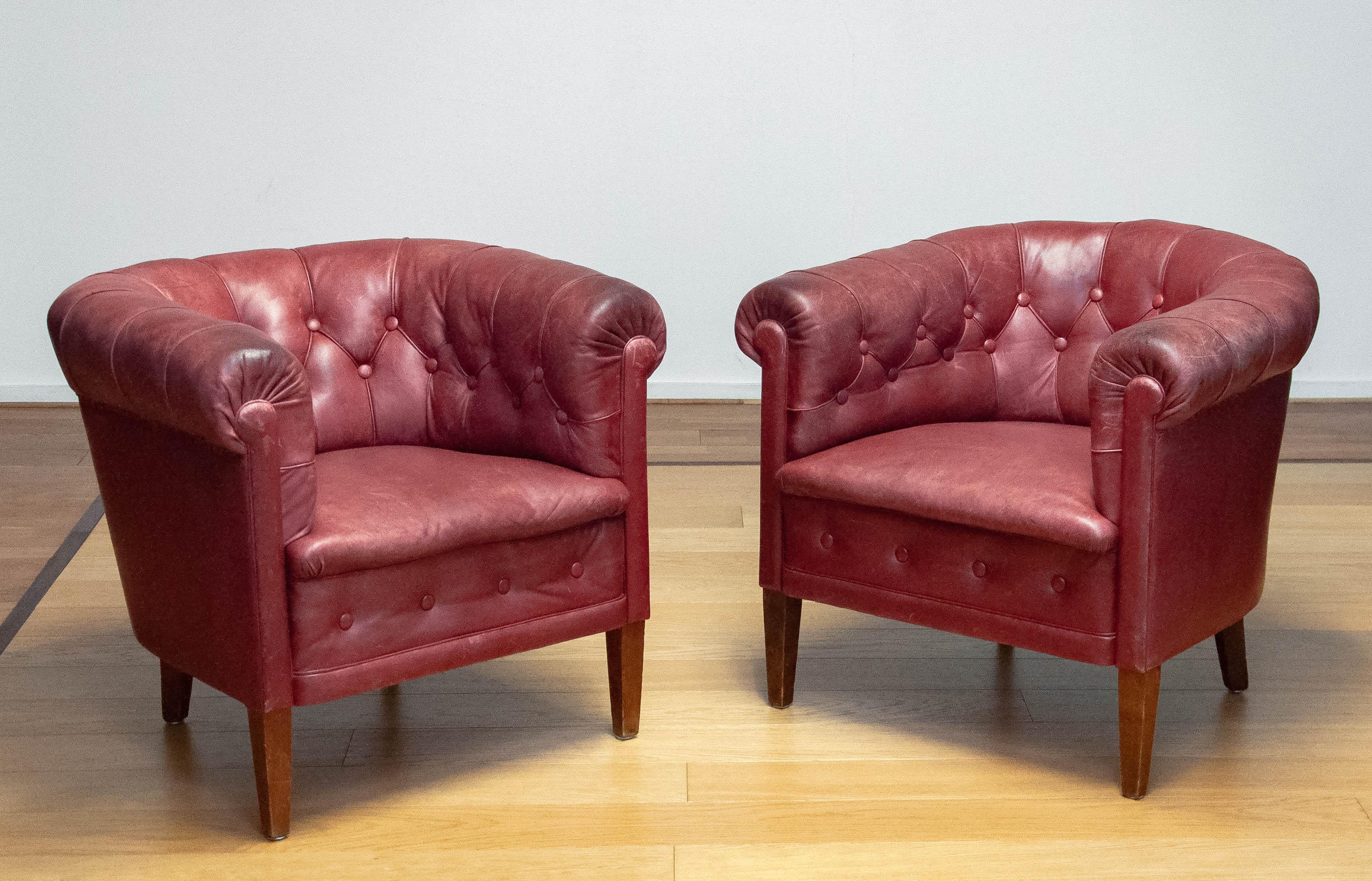 Pair 1930s Swedish Crimson Red Chesterfield Club Chairs in Patinated Leather In Good Condition For Sale In Silvolde, Gelderland