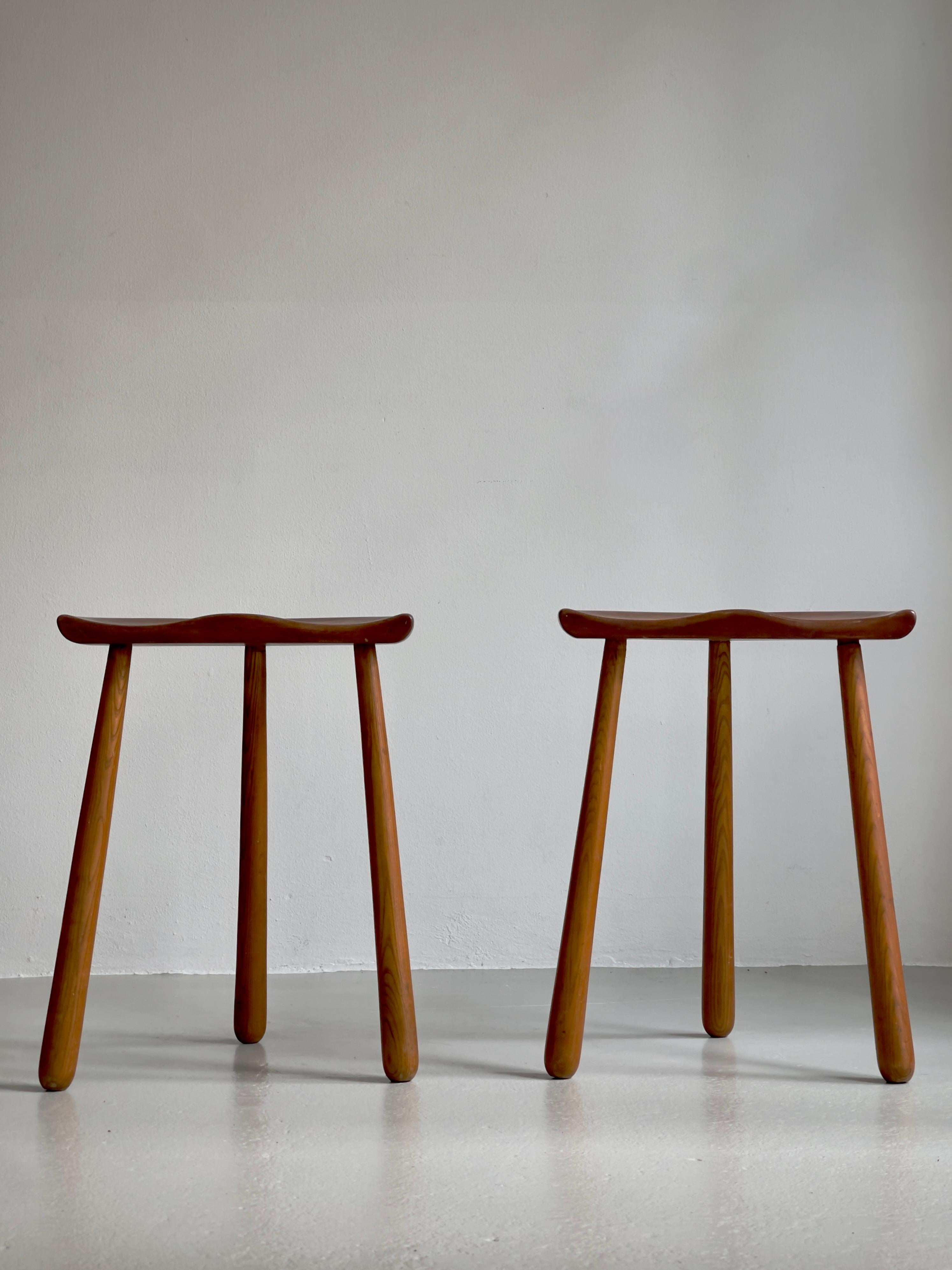 Oak Pair 1940s danish cabinetmaker stools carved teak seats and club shaped oak legs For Sale