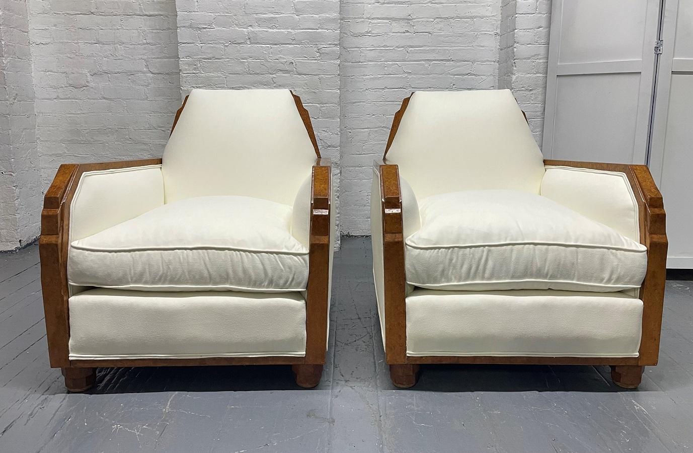 Paire de fauteuils de salon ou de club Art déco français des années 1940. Les chaises ont un cadre en bois d'Amboyna et sont joliment rembourrées. 




  