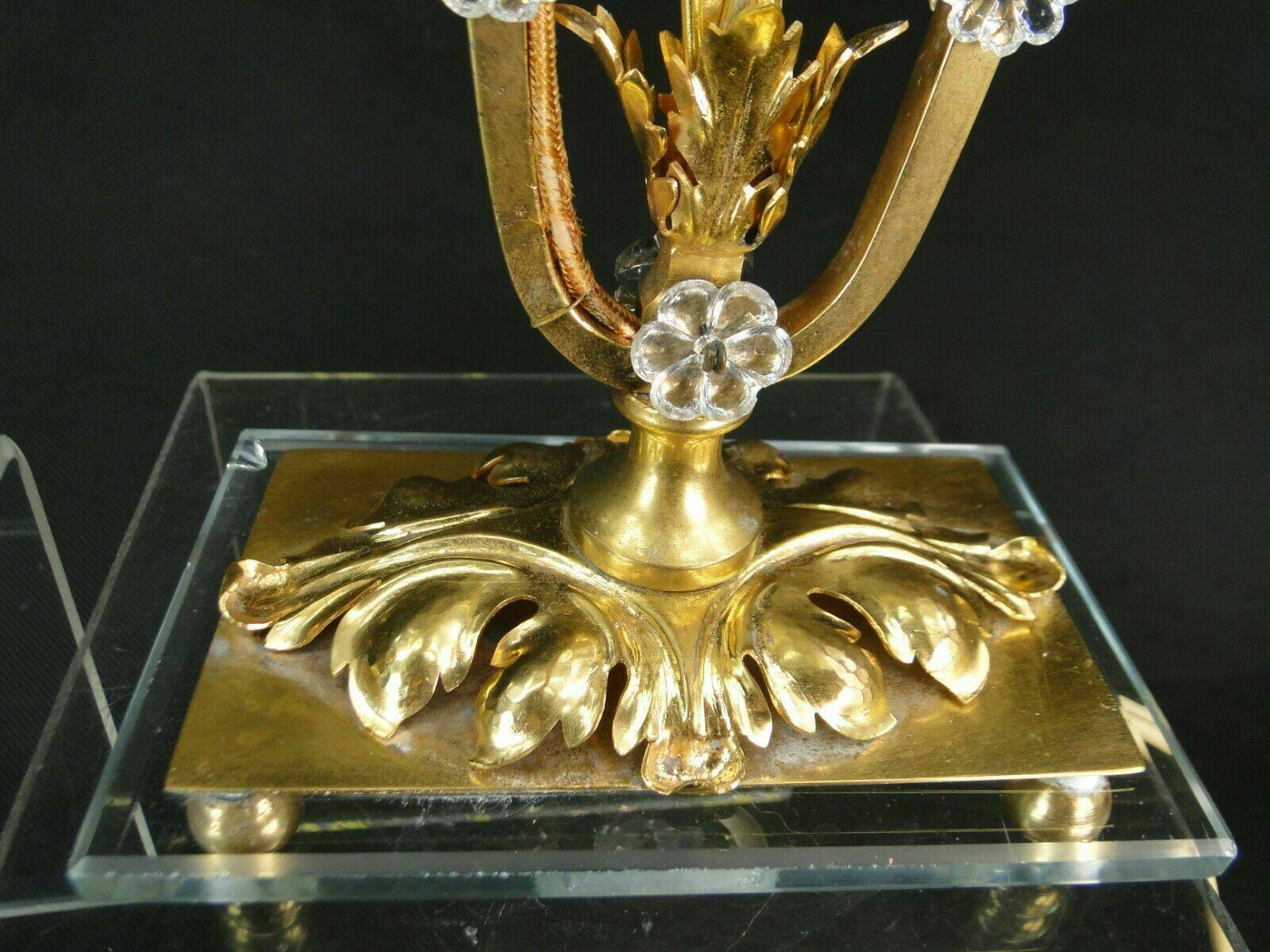 Milieu du XXe siècle Paire de lampes de table en bronze doré et cristal taillé de style Régence française des années 1940 attribuées à Bagues en vente