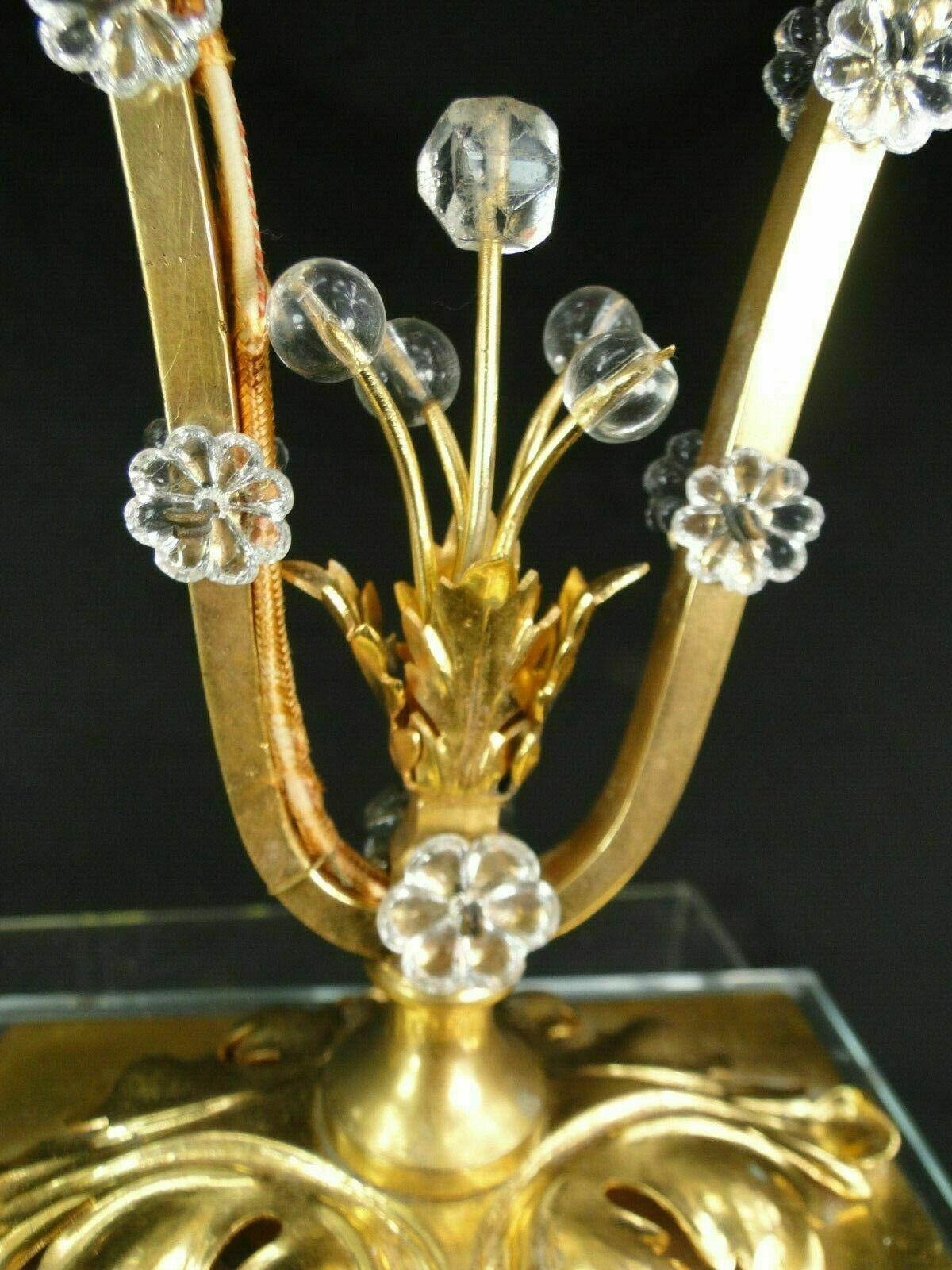 Paire de lampes de table en bronze doré et cristal taillé de style Régence française des années 1940 attribuées à Bagues en vente 1