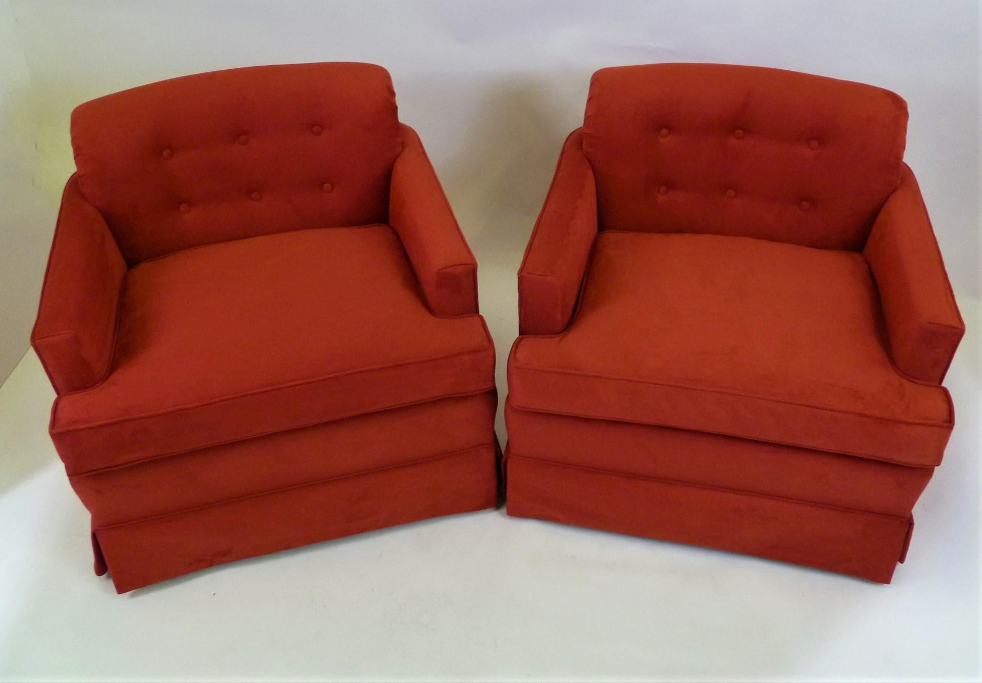 Here a pair of finely crafted Hollywood Regency club chairs or armchairs from the 1940s from noted Pasadena furniture maker Elwood W. Crane & Son. Re-upholstered in a ruby red ultrasuede, with button tuft back, they have a sophisticated low lounge