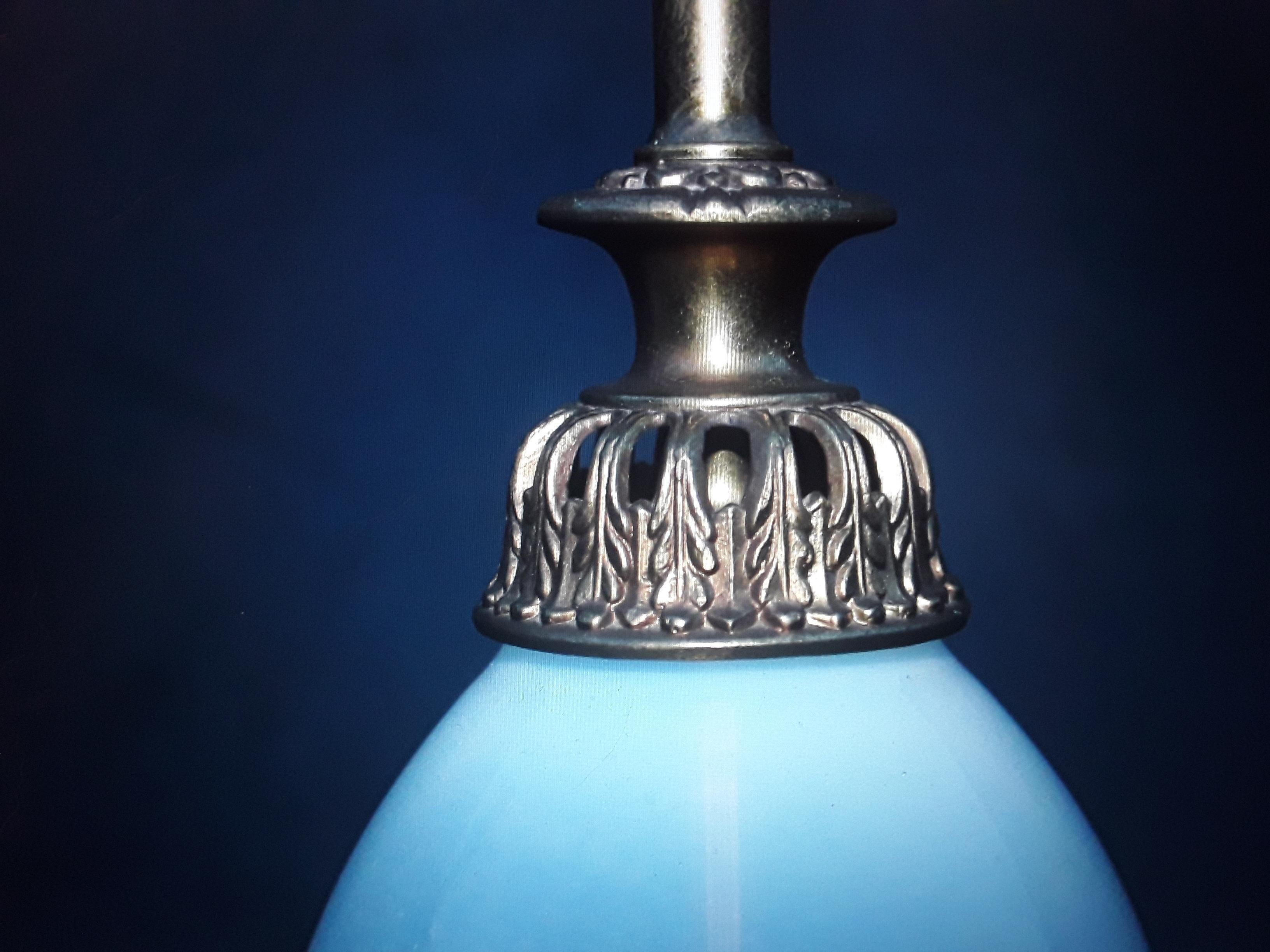 Paire de lampes de bureau Hollywood Regency des années 1940, bleu opalin / opalescent en vente 5