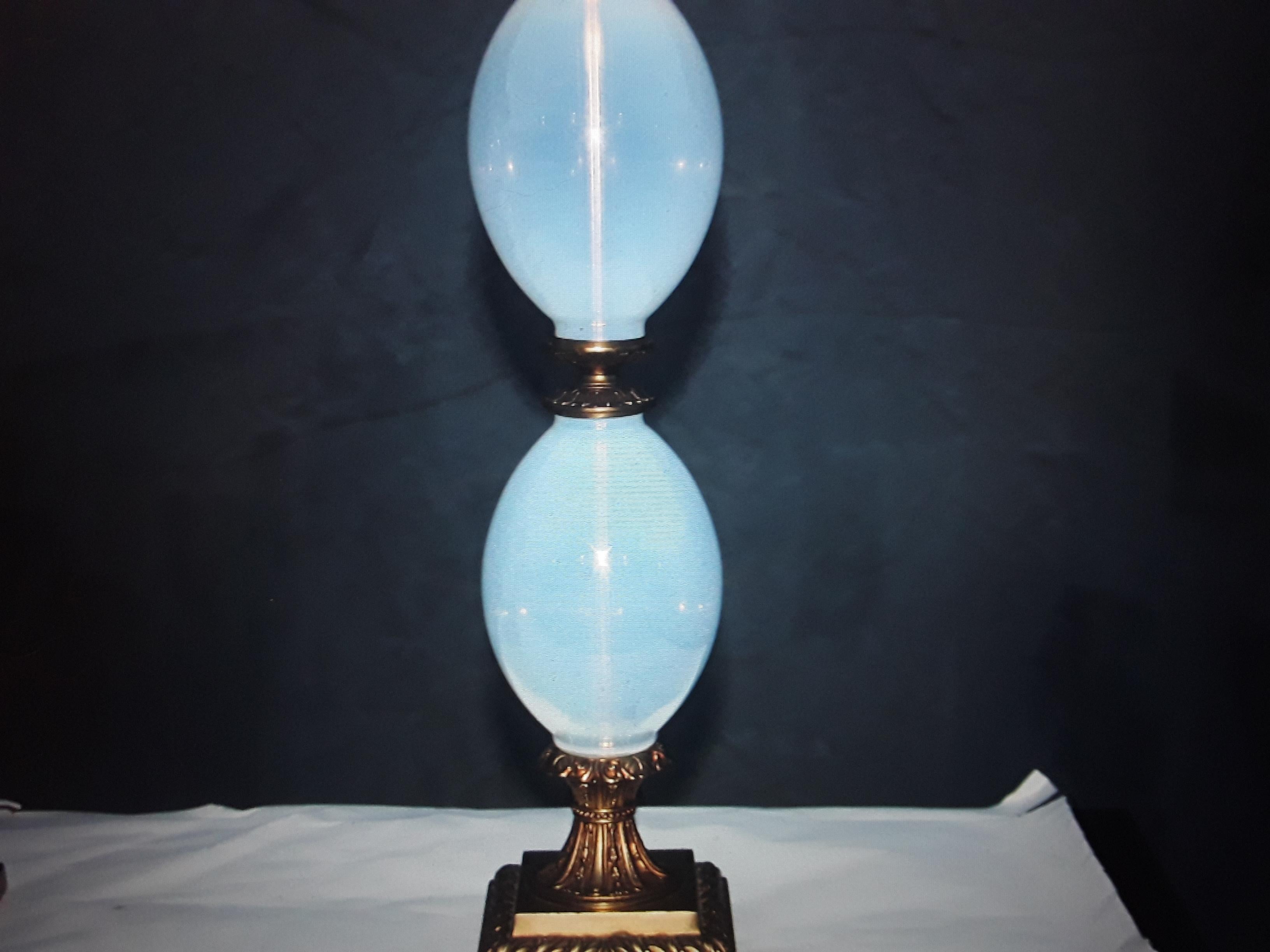 Paire de lampes de bureau Hollywood Regency des années 1940, bleu opalin / opalescent en vente 6