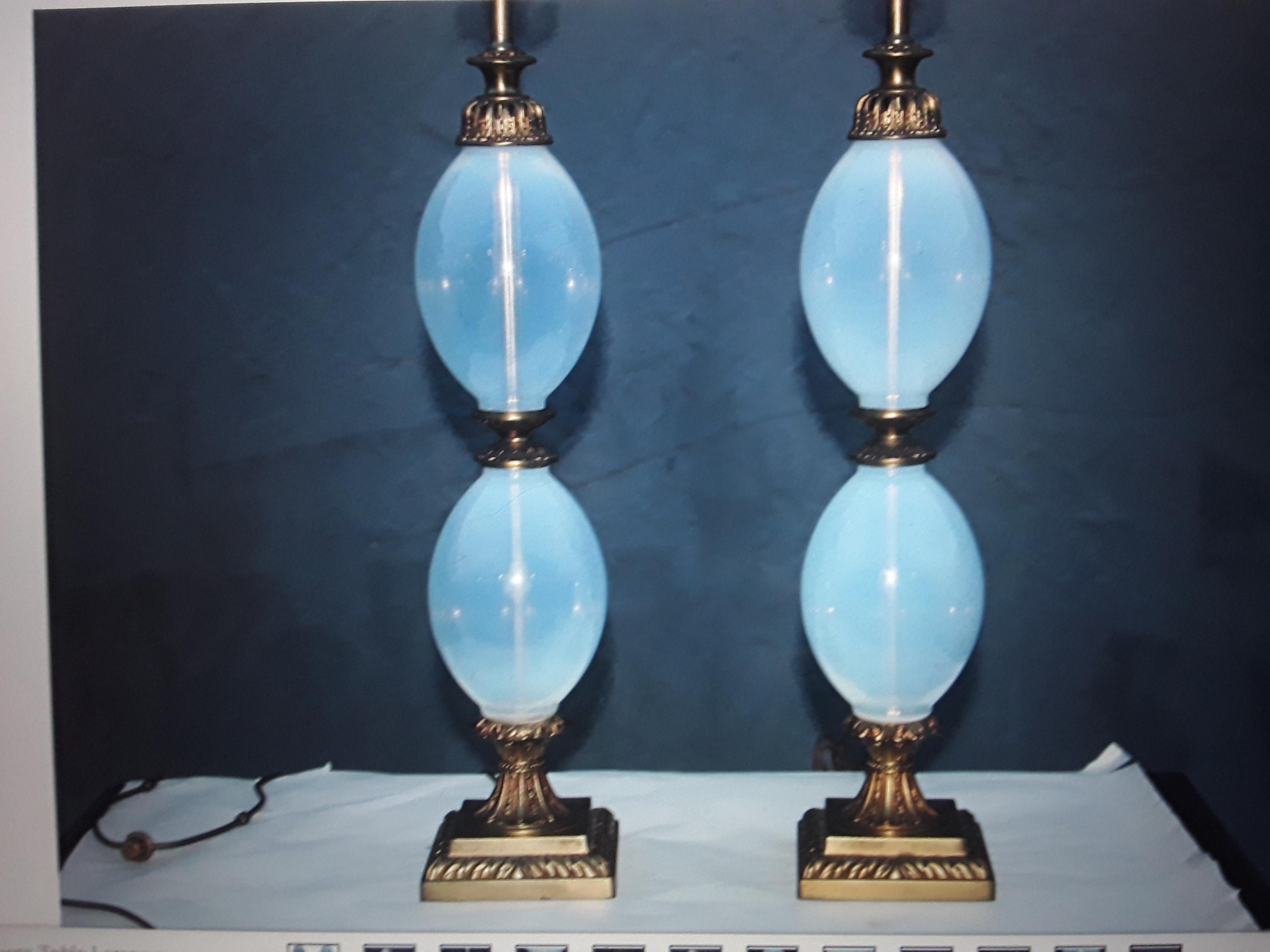 Paire de lampes de table opaline/opalescente bleue Hollywood Regency des années 1940. Ils sont très beaux et arrivent prêts à l'emploi. 