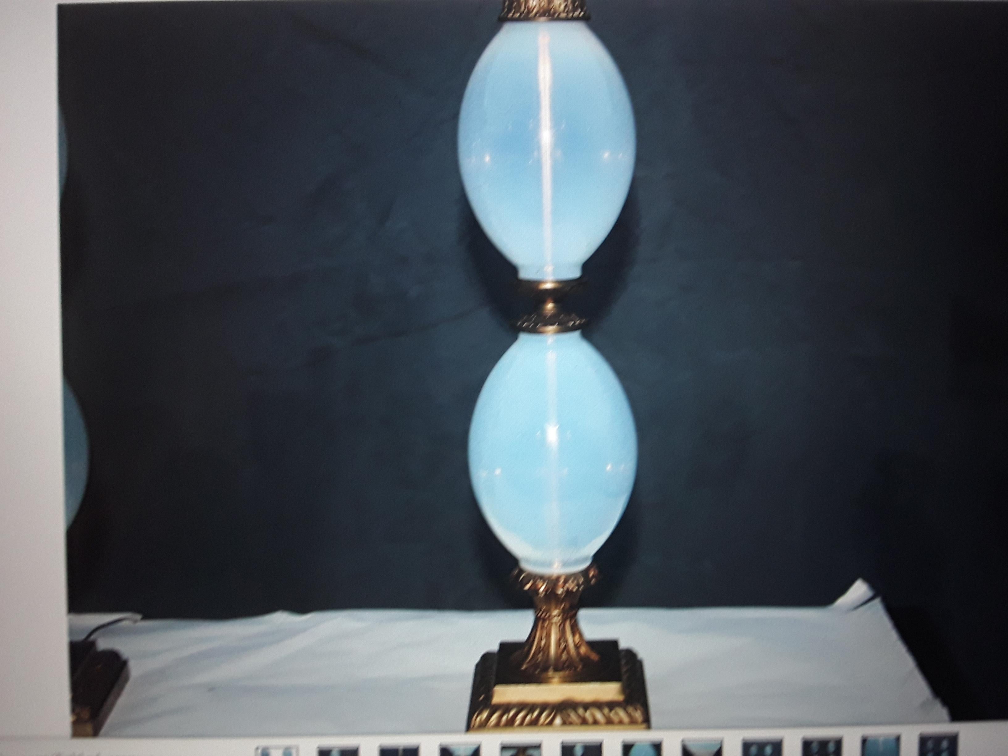 Milieu du XXe siècle Paire de lampes de bureau Hollywood Regency des années 1940, bleu opalin / opalescent en vente