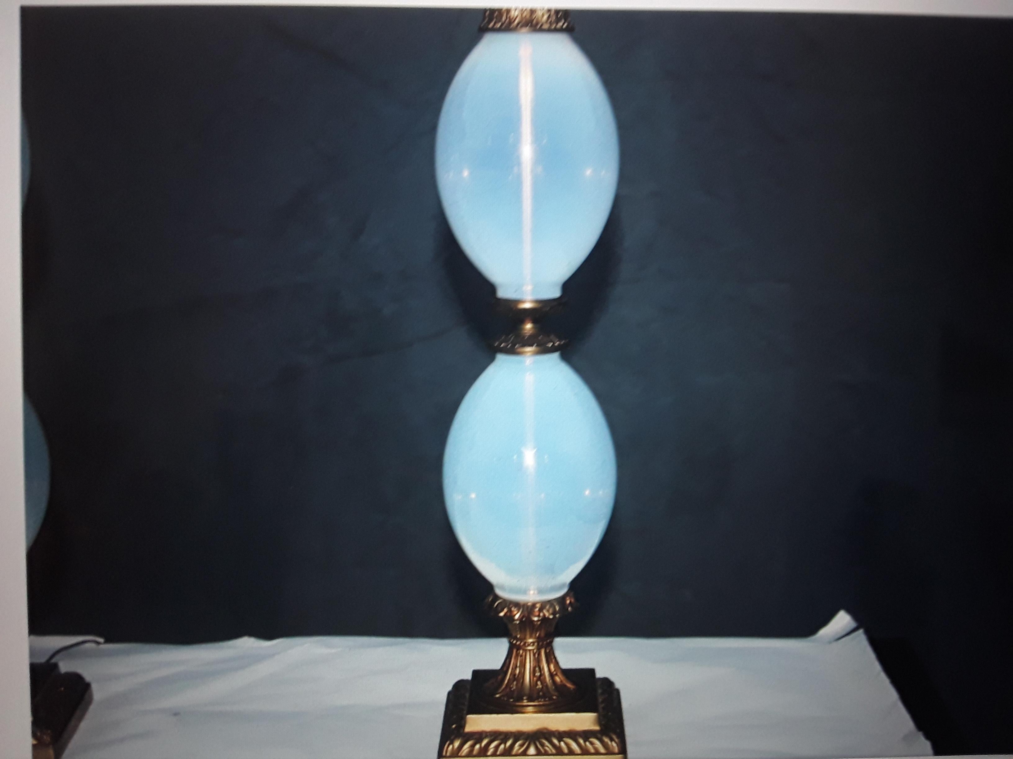 Paire de lampes de bureau Hollywood Regency des années 1940, bleu opalin / opalescent en vente 2