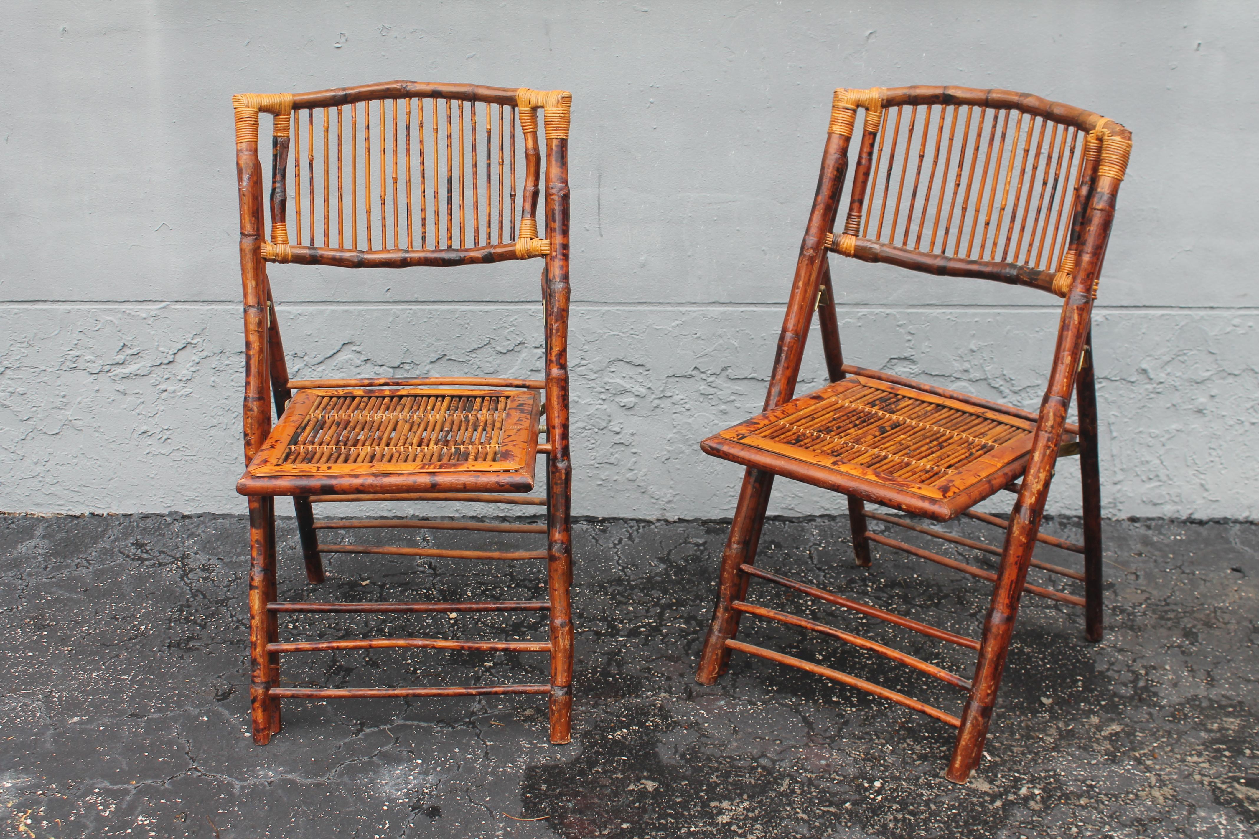 Américain Paire de chaises d'appoint pliantes en bambou bruni Hollywood Regency des années 1940 en vente