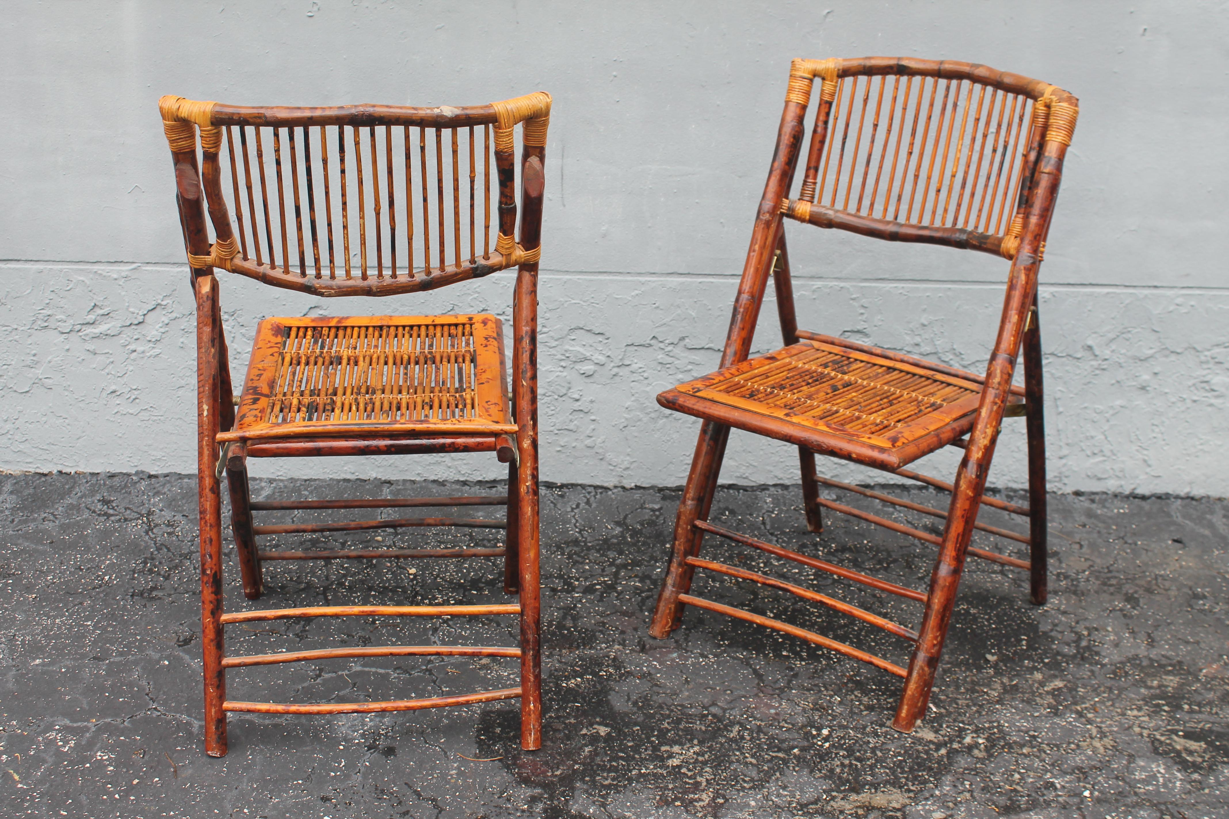 Bruni Paire de chaises d'appoint pliantes en bambou bruni Hollywood Regency des années 1940 en vente