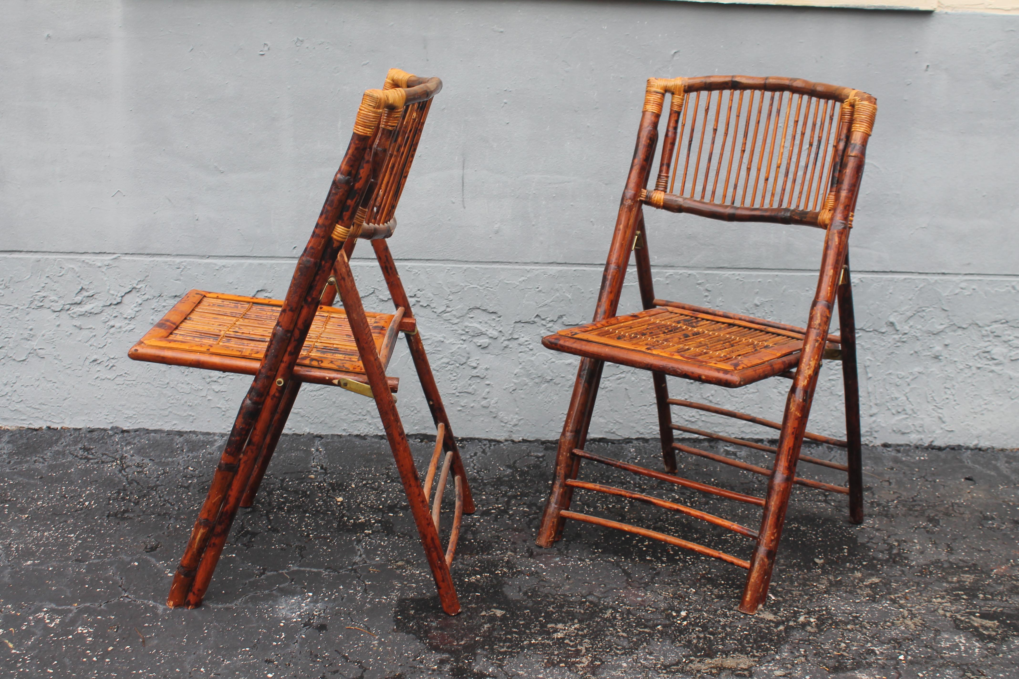 Paire de chaises d'appoint pliantes en bambou bruni Hollywood Regency des années 1940 Bon état - En vente à Opa Locka, FL
