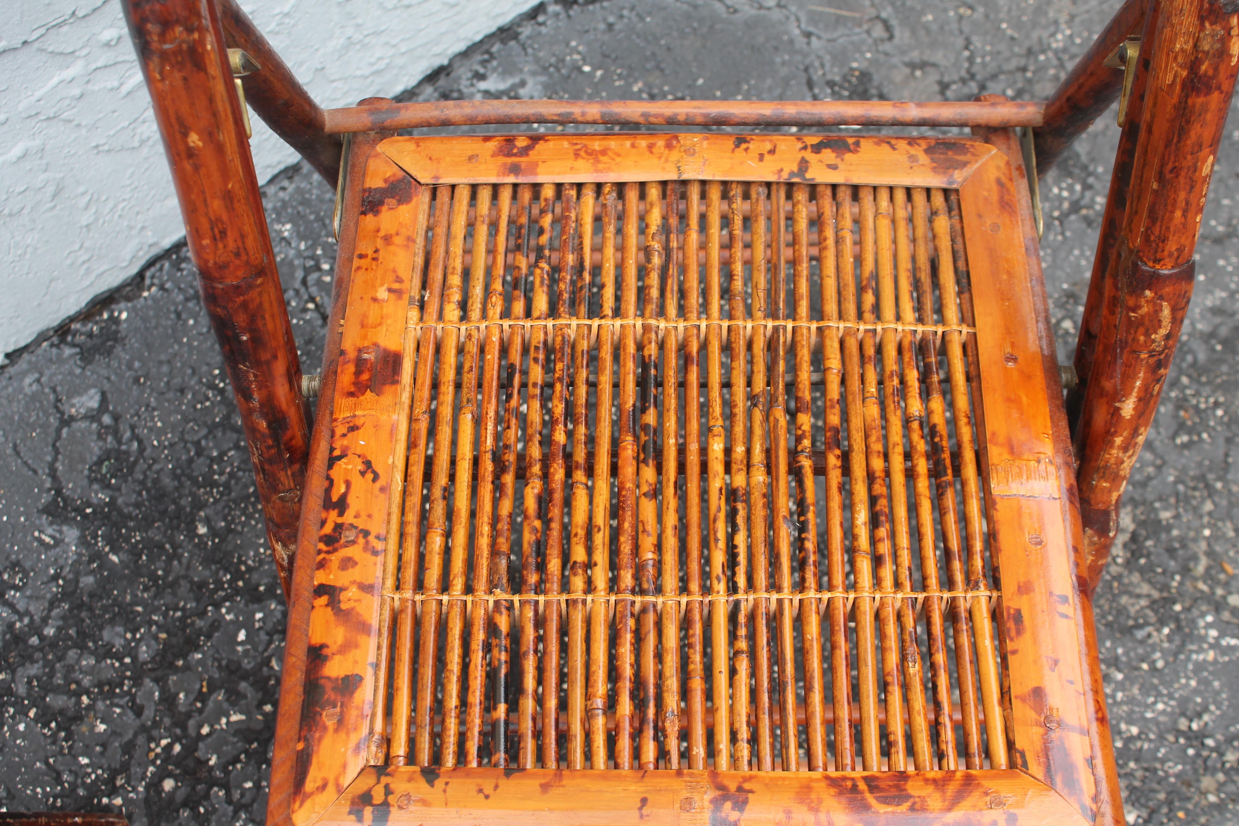Milieu du XXe siècle Paire de chaises d'appoint pliantes en bambou bruni Hollywood Regency des années 1940 en vente