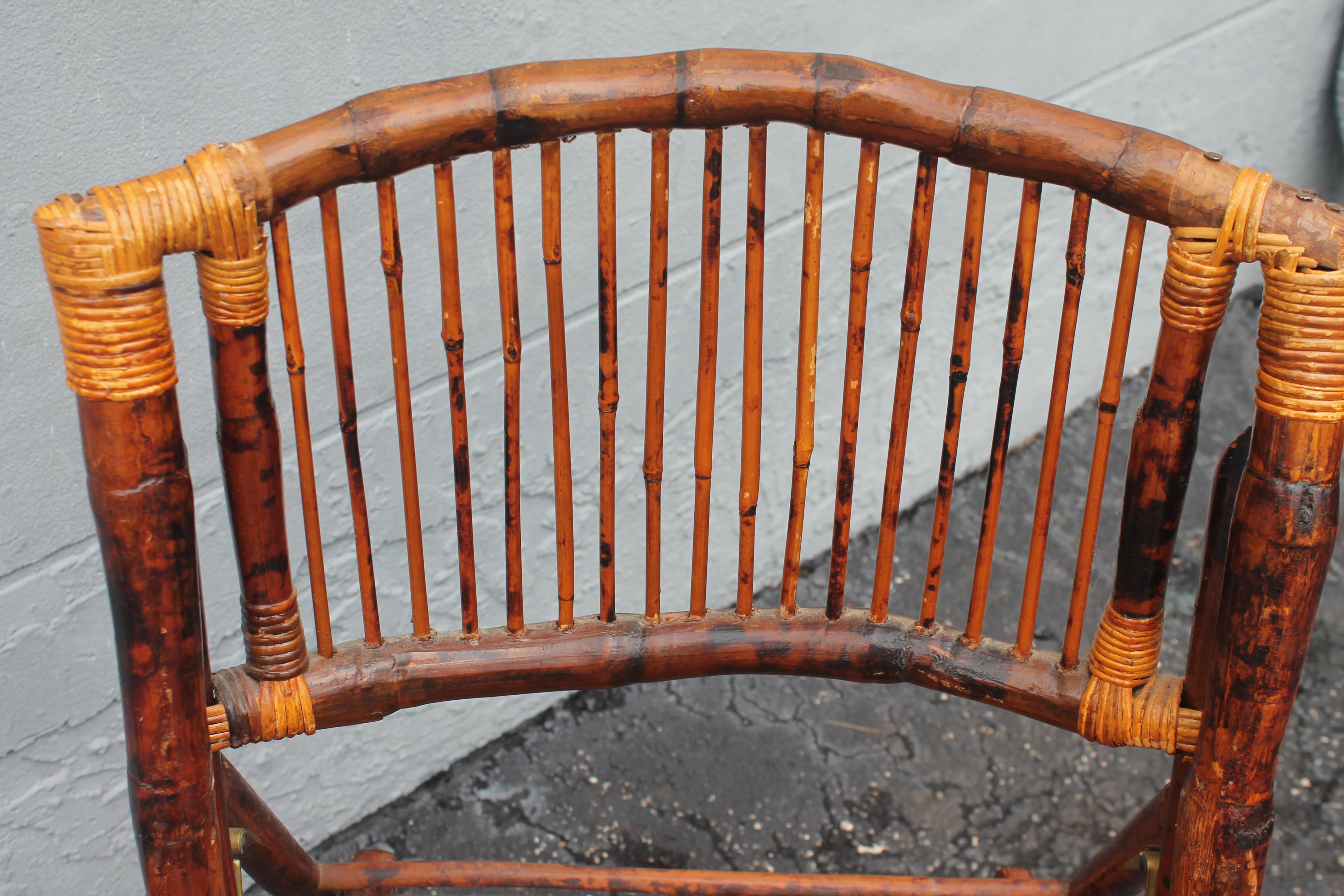 Bois Paire de chaises d'appoint pliantes en bambou bruni Hollywood Regency des années 1940 en vente
