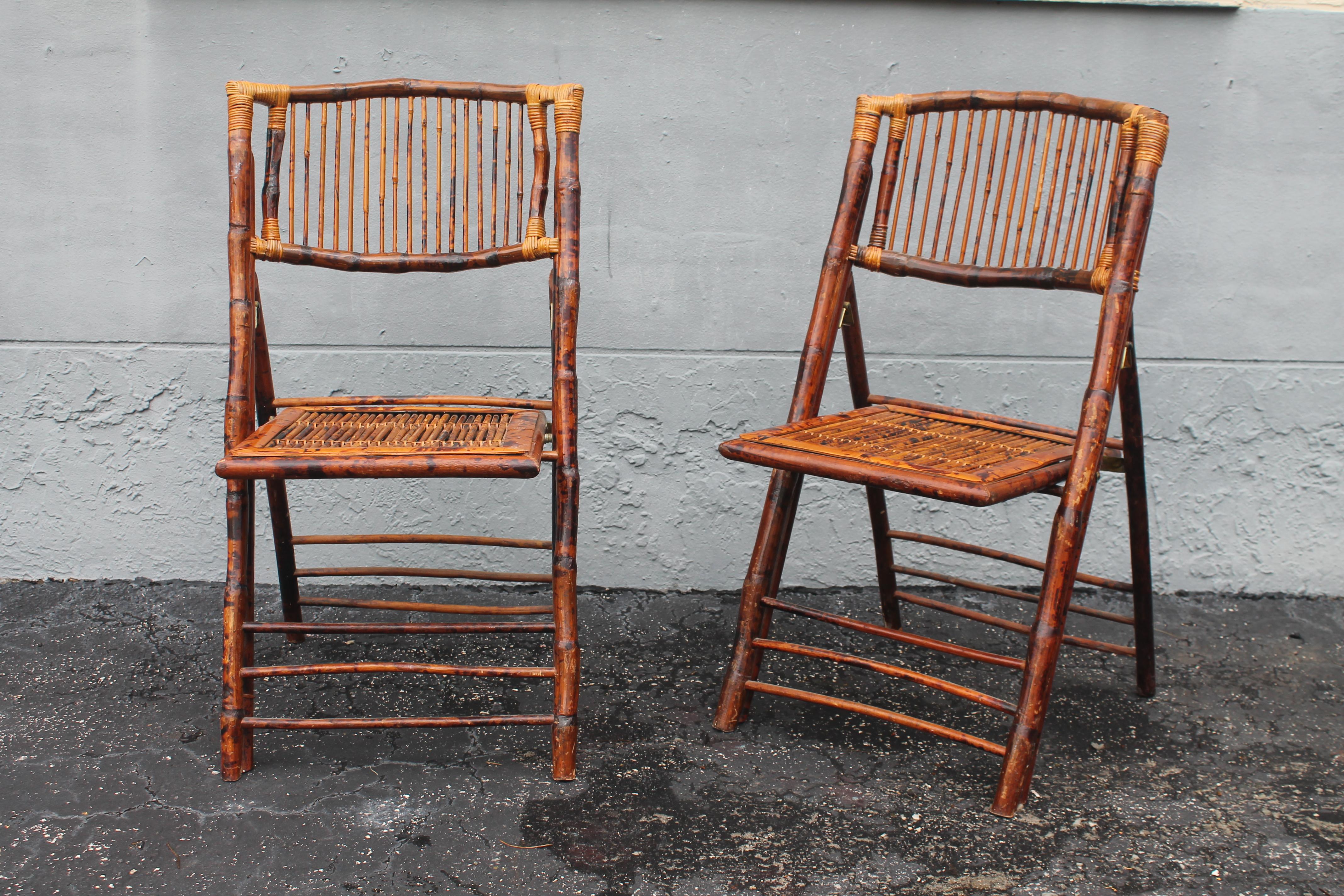 Paire de chaises d'appoint pliantes en bambou bruni Hollywood Regency des années 1940 en vente 2