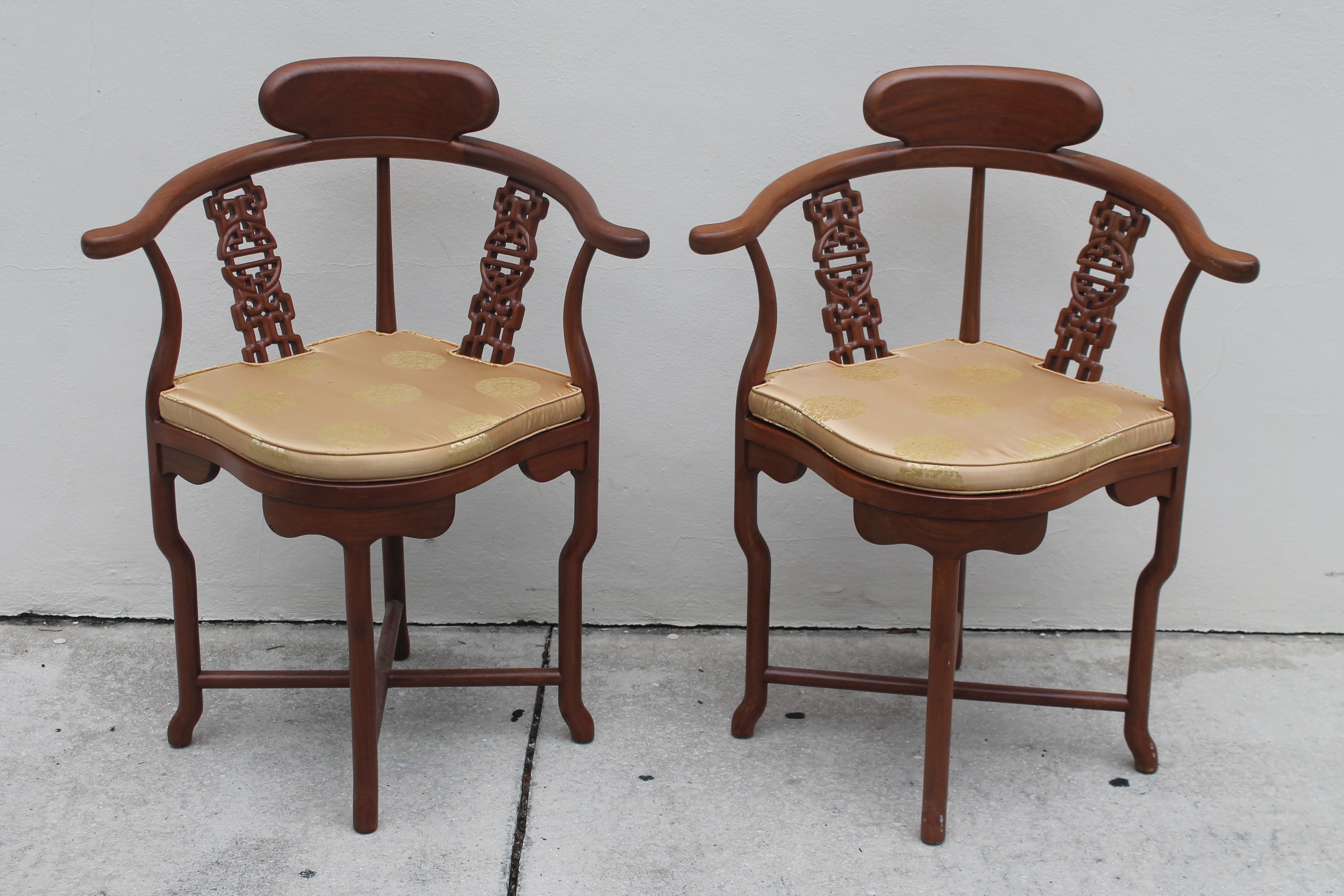 Pair 1940's Hollywood Regency Carved Wood Accent/ Side Chairs Japonisant Design In Good Condition For Sale In Opa Locka, FL