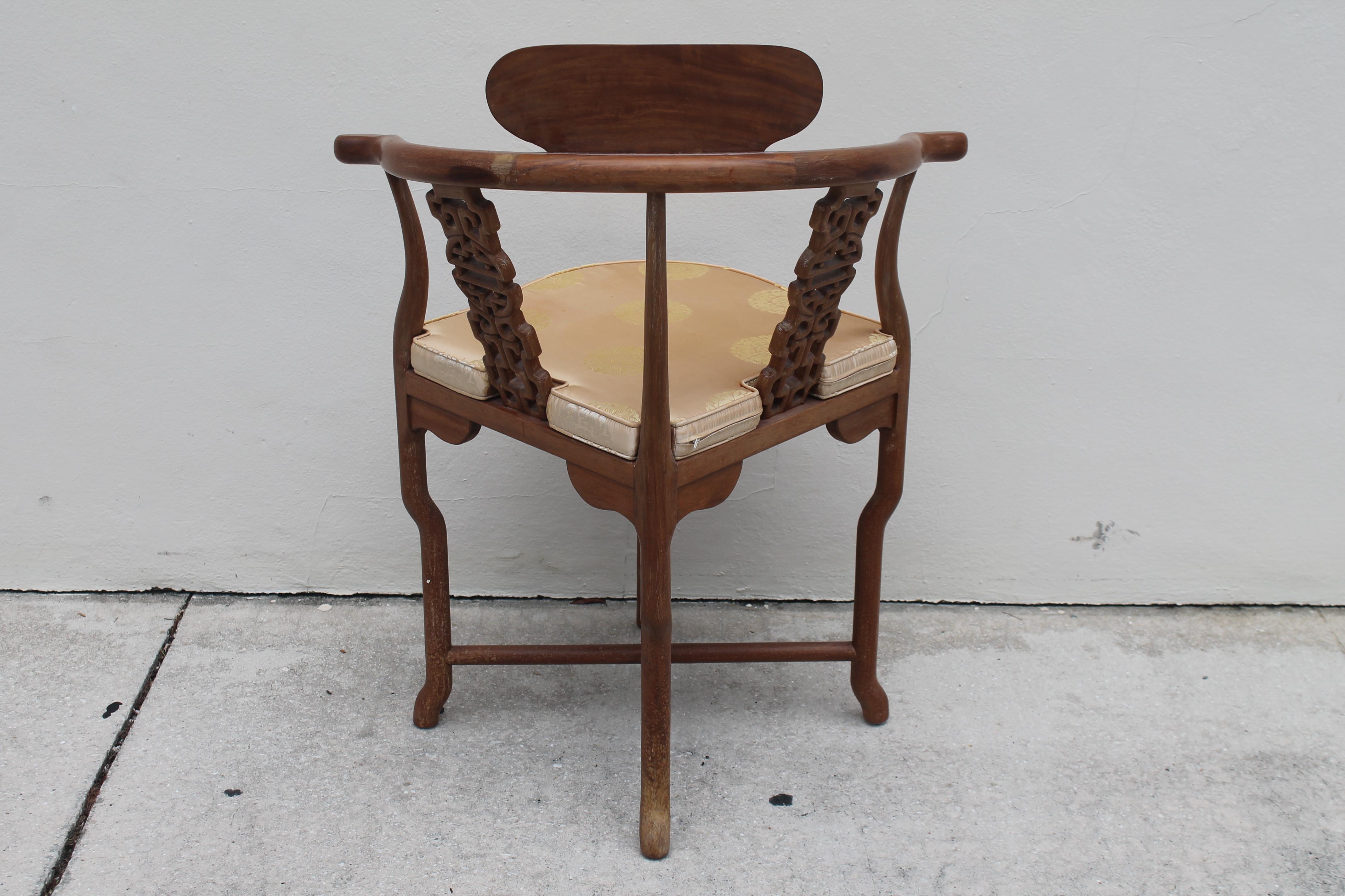 Pareja de sillas auxiliares de madera tallada del Hollywood Regency de 1940 Diseño Japonisant en venta 2