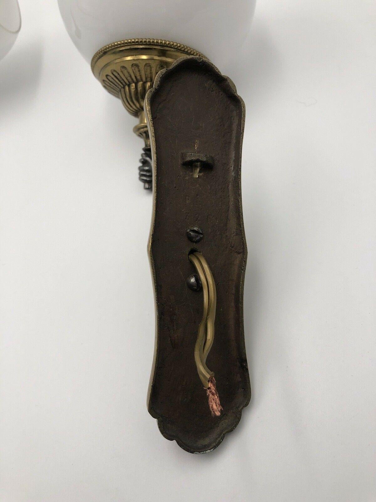 Français Paire de bagues en bronze de style régence hollywoodienne des années 1940, à mains élégantes, avec lumière. en vente