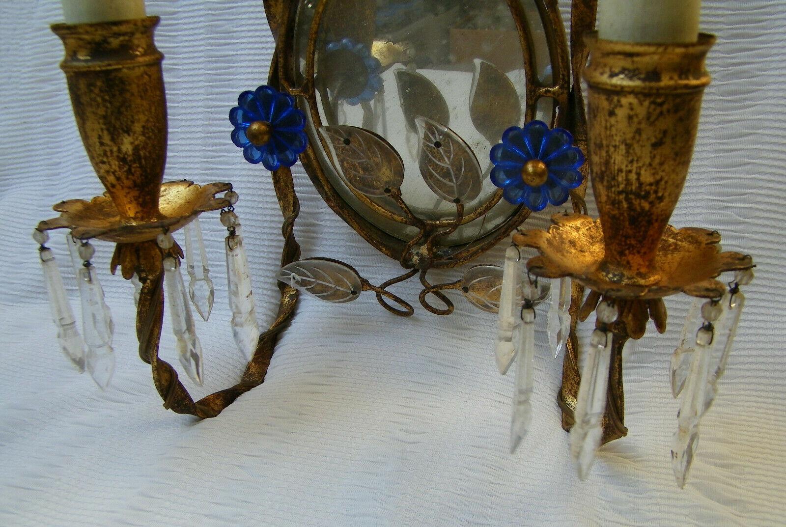 Francese Coppia di lampade da parete Hollywood Regency anni '40 con retro a specchio e petali di cristallo in vendita