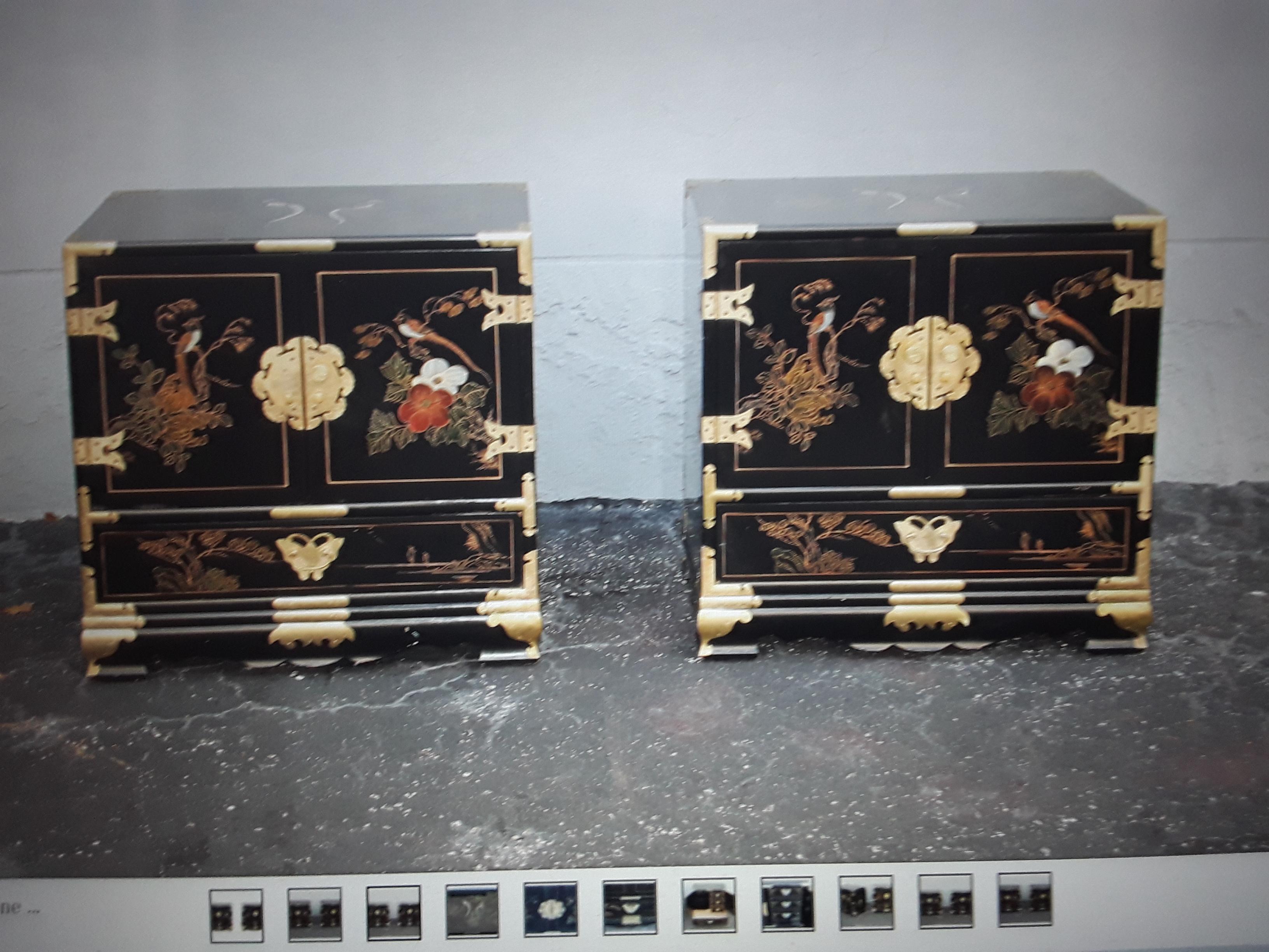 Pair 1940's Hollywood Regency Lacquered Hand Painted Chinoiserie Night Stands For Sale 4