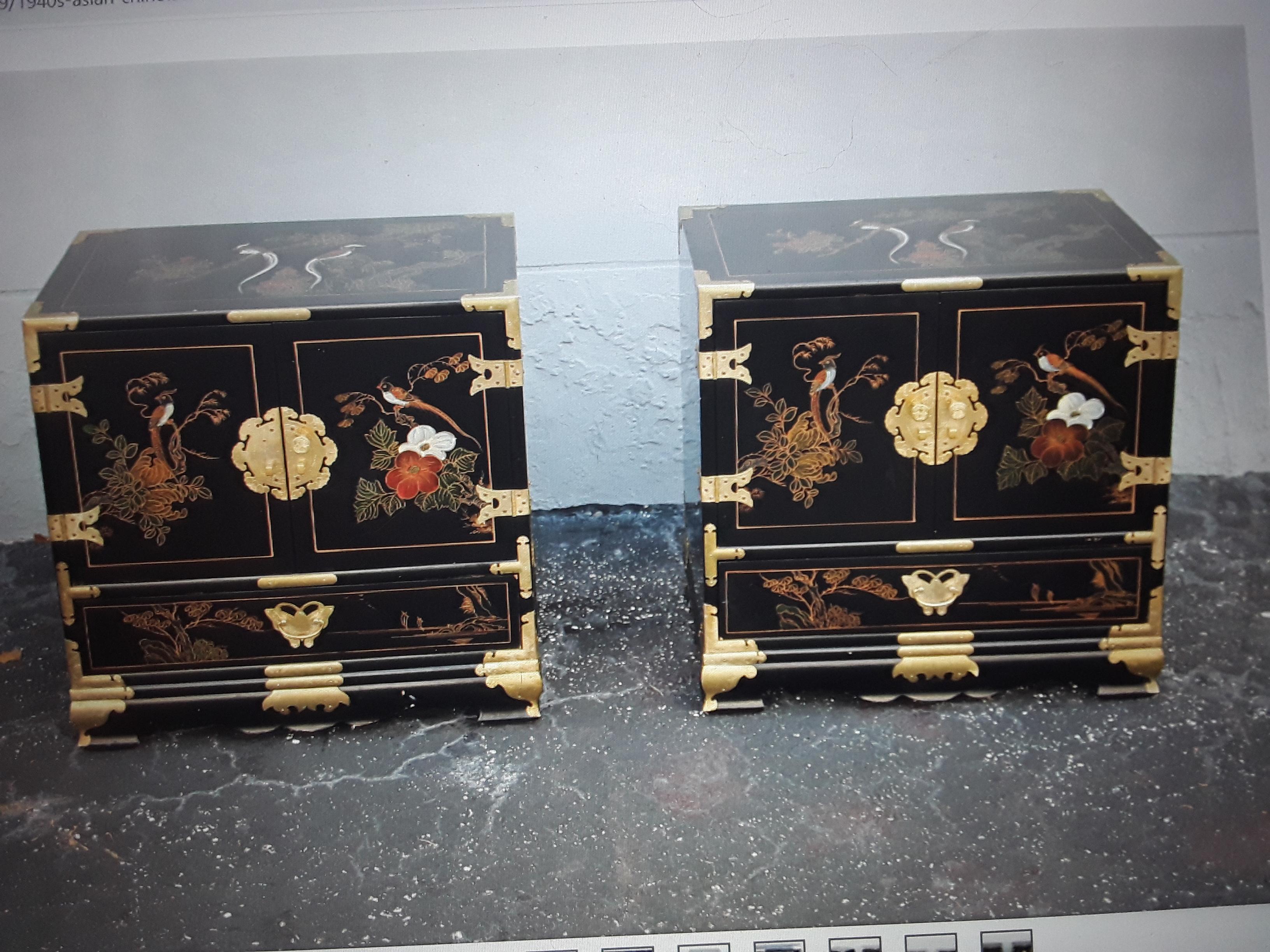 Pair 1940's Hollywood Regency Lacquered Hand Painted Chinoiserie Night Stands For Sale 5