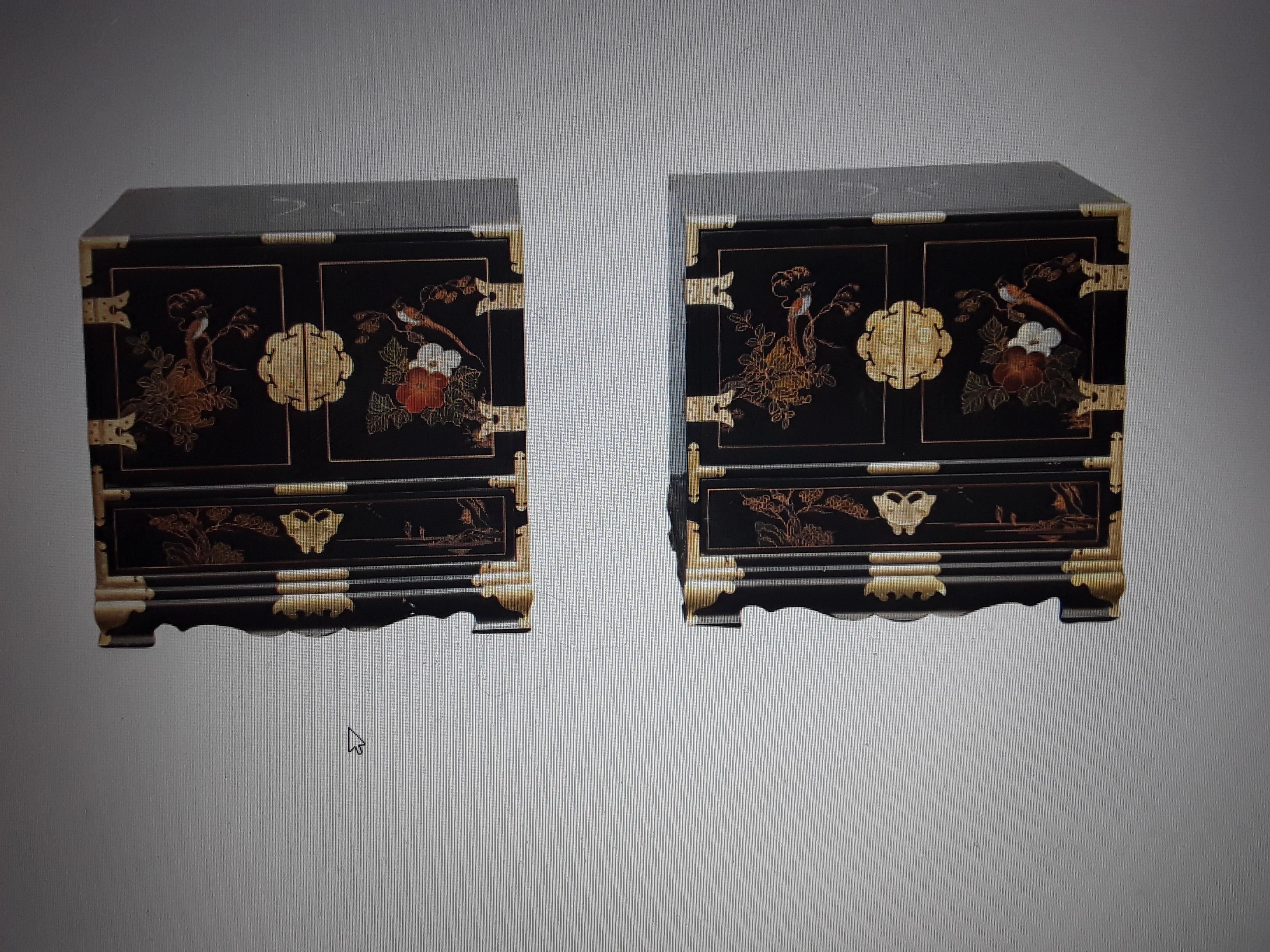 Pair 1940's Hollywood Regency Lacquered Hand Painted Chinoiserie Night Stands For Sale 6
