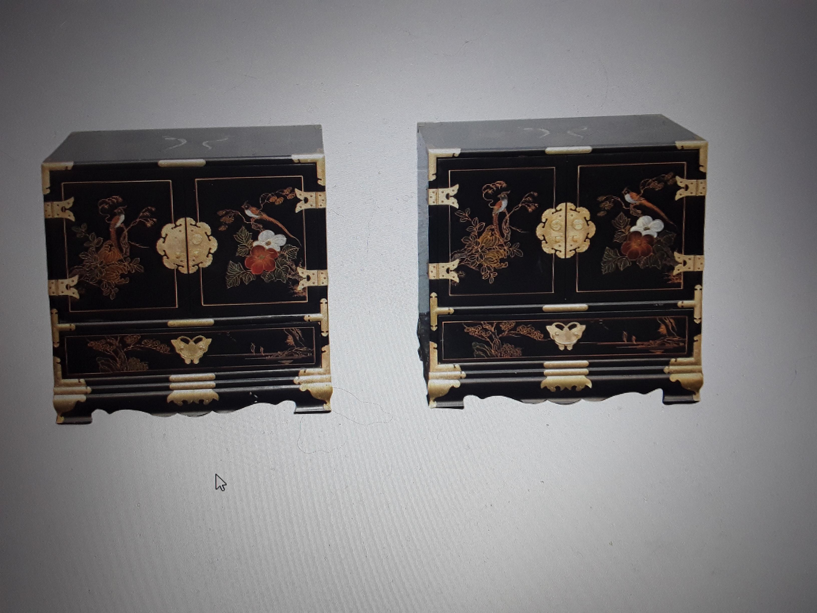 Pair 1940's Hollywood Regency Lacquered Hand Painted Chinoiserie Night Stands For Sale 7