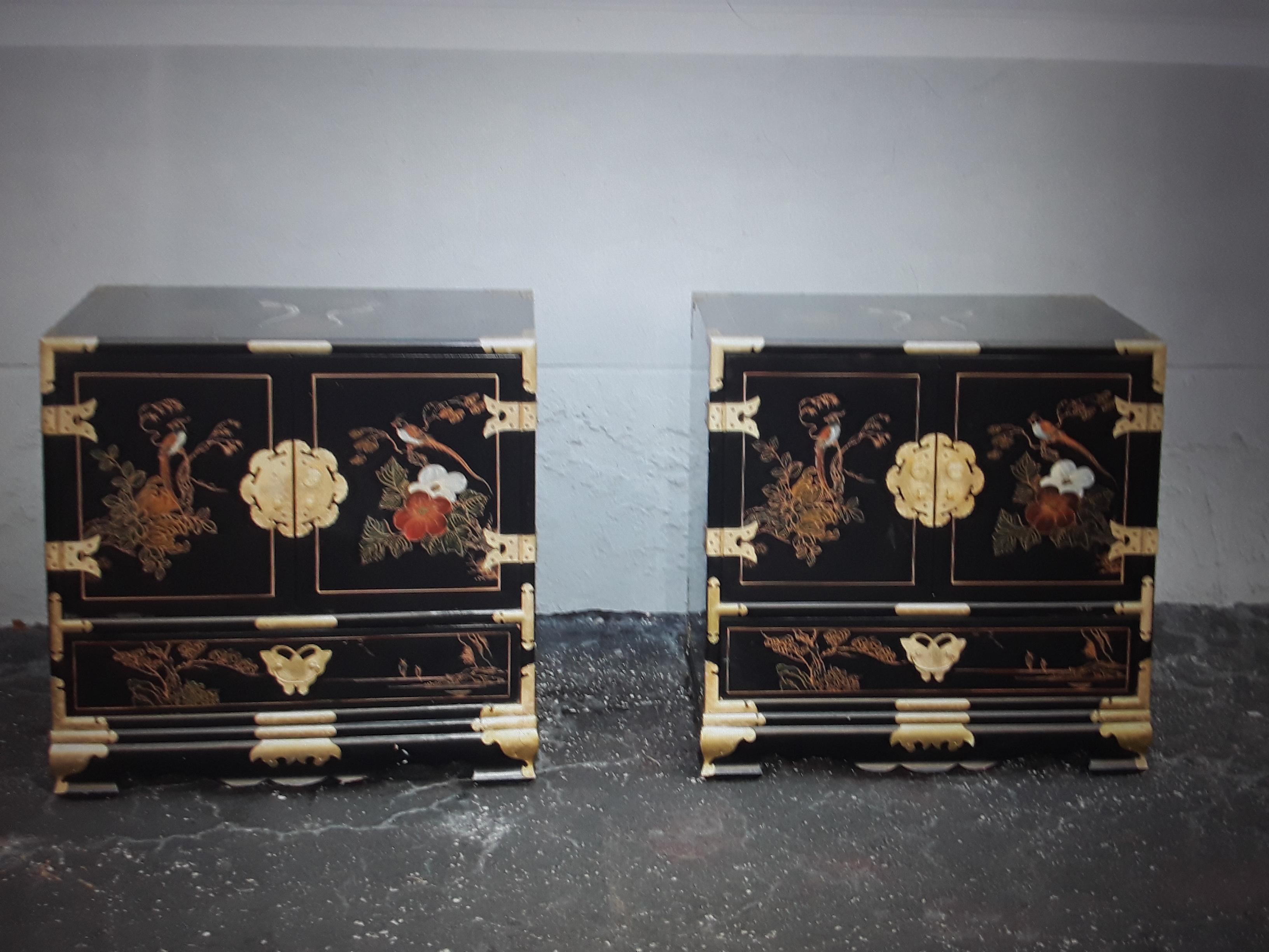 Chinese Pair 1940's Hollywood Regency Lacquered Hand Painted Chinoiserie Night Stands For Sale