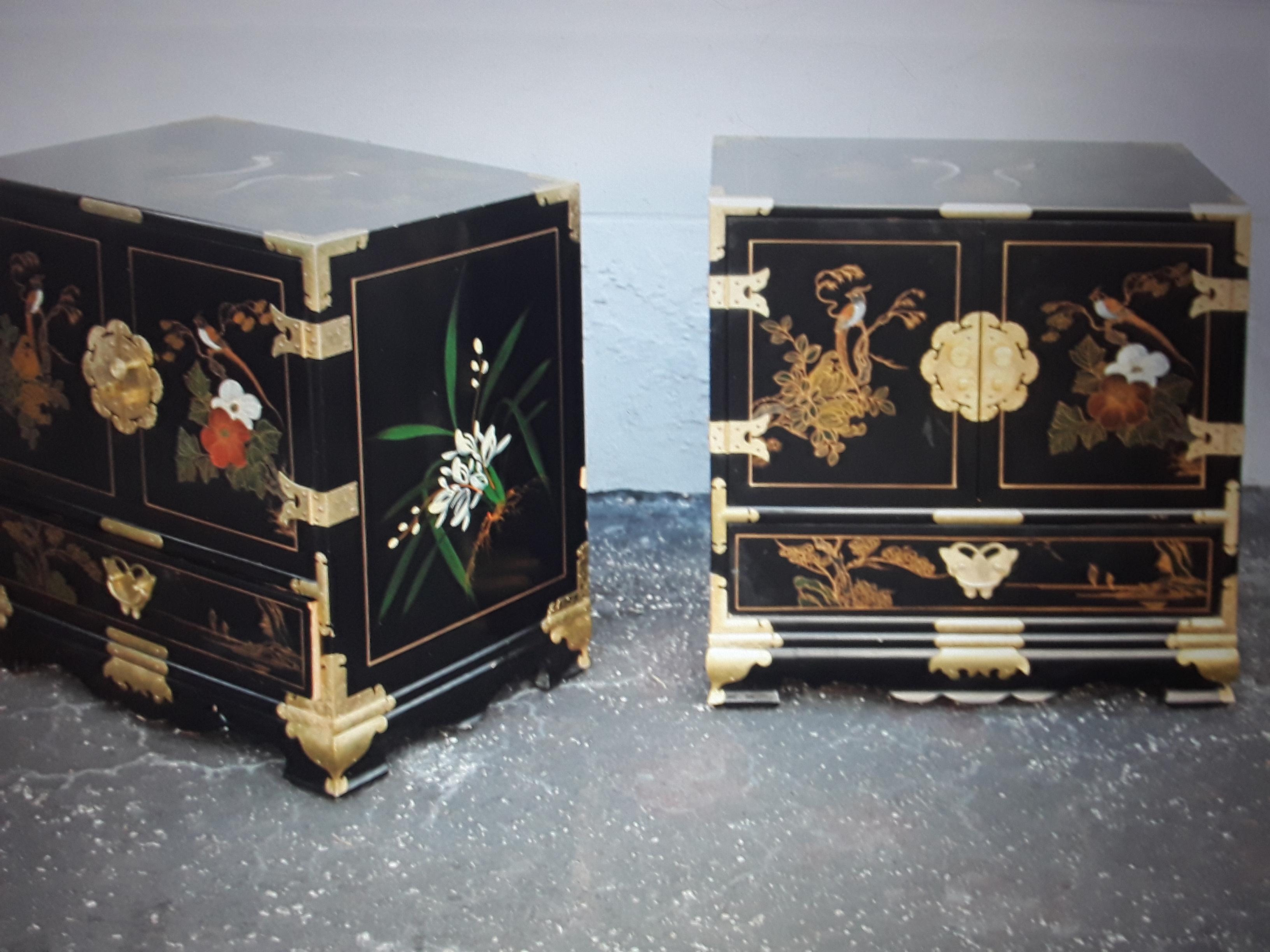 Pair 1940's Hollywood Regency Lacquered Hand Painted Chinoiserie Night Stands In Good Condition For Sale In Opa Locka, FL