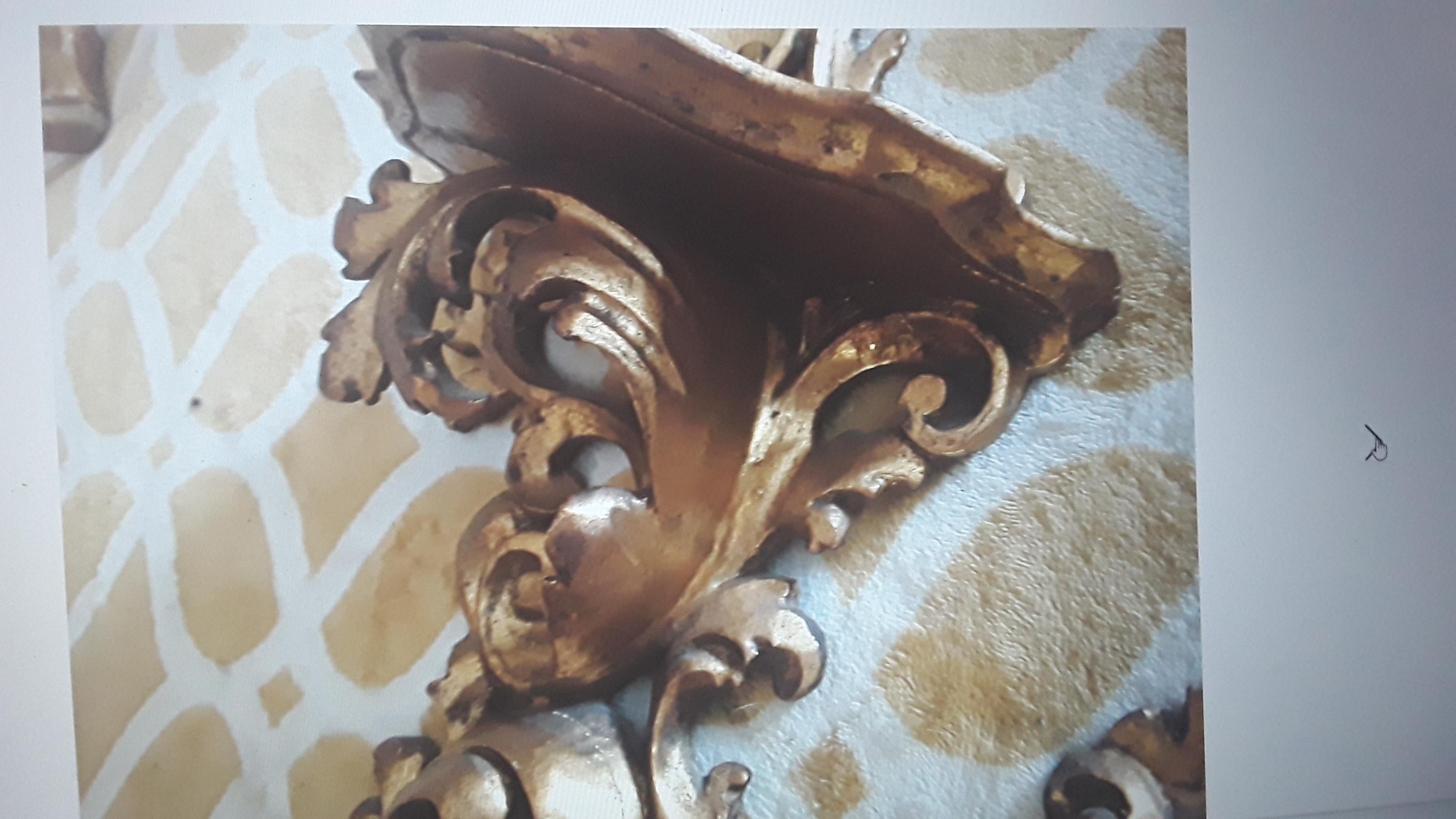 Pareja de soportes de pared de madera dorada de la época de Hollywood Regencia italiana de los años 40 en venta 2
