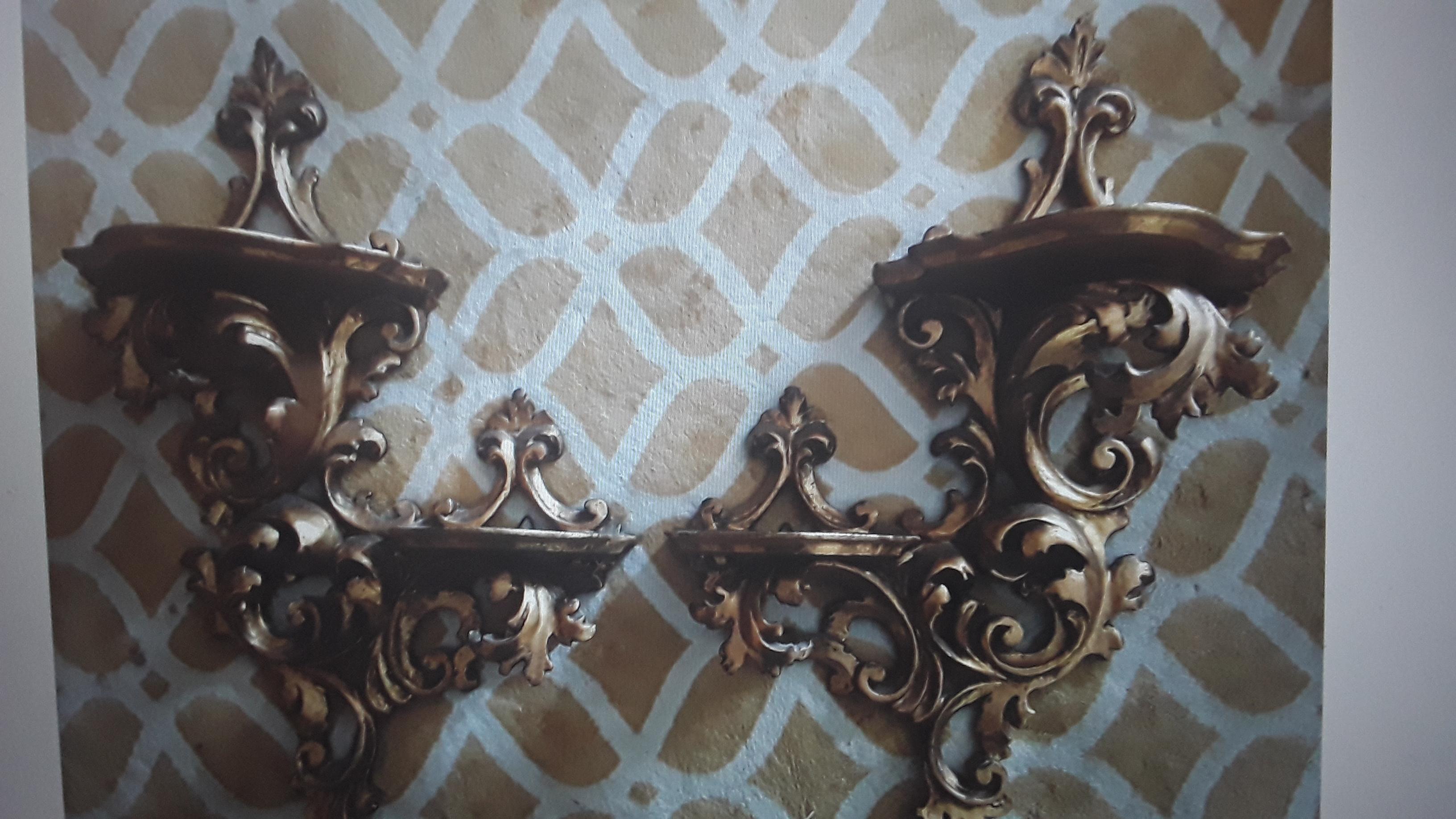 Pareja de soportes de pared de madera dorada de la época de Hollywood Regencia italiana de los años 40 Dorado en venta